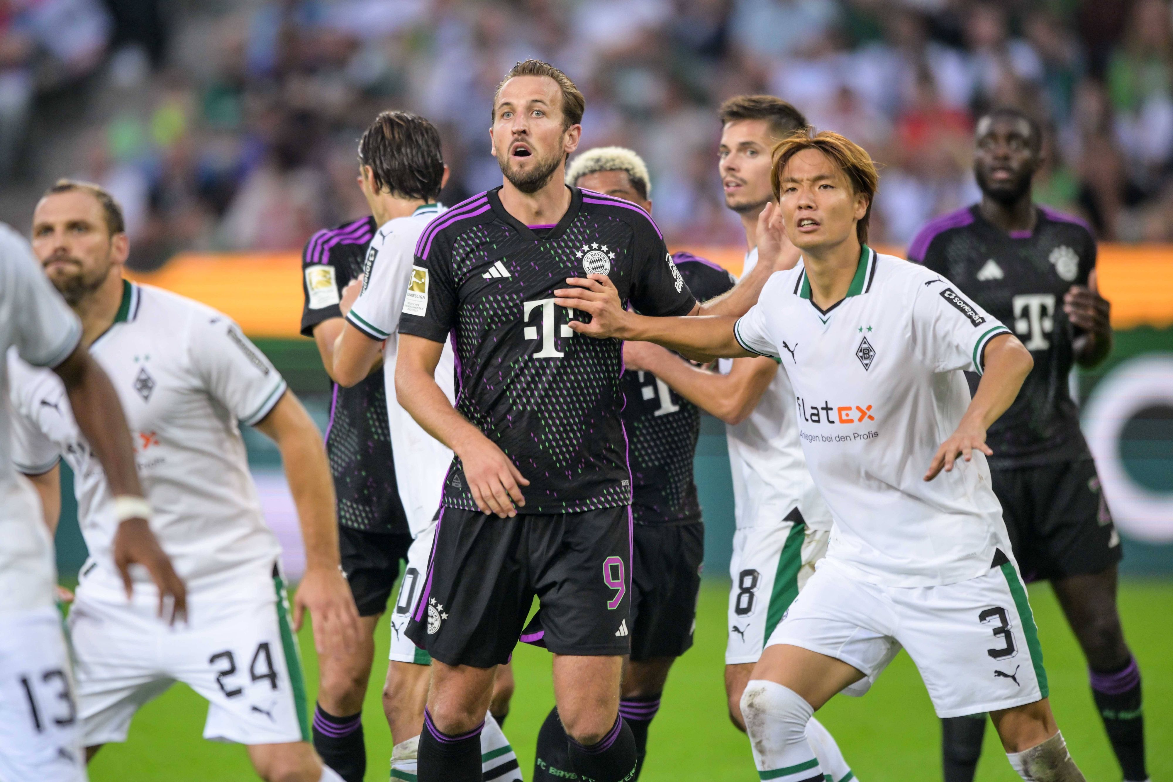 Harry Kane und Spieler von Borussia Mönchengladbach warten auf einen Eckball.