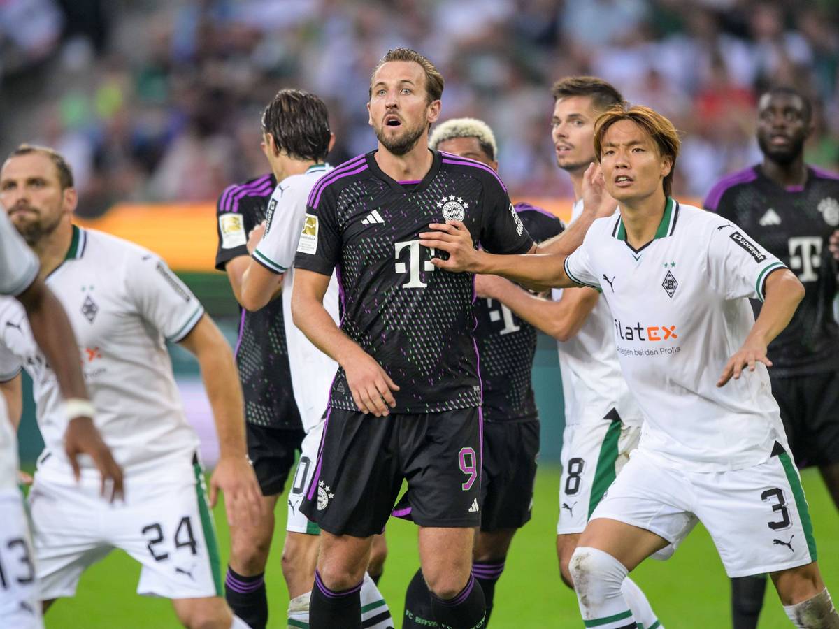 Harry Kane und Spieler von Borussia Mönchengladbach warten auf einen Eckball.