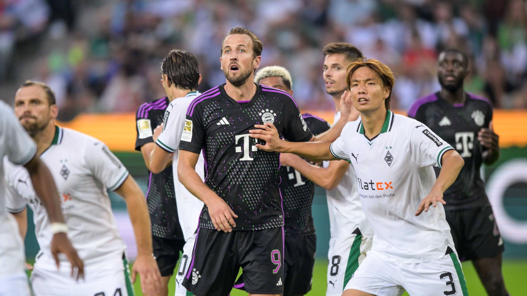 Harry Kane und Spieler von Borussia Mönchengladbach warten auf einen Eckball.