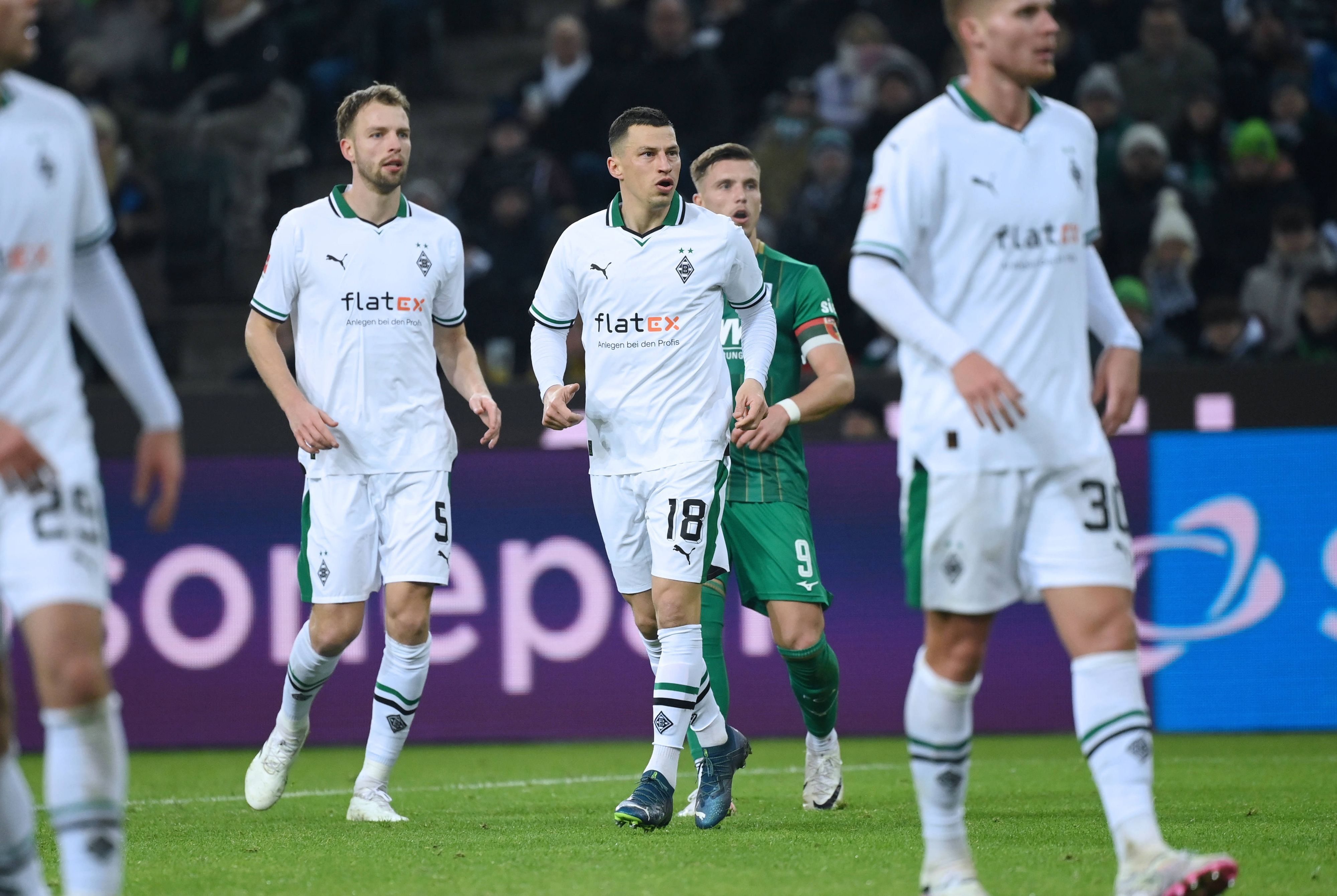 Stefan Lainer guckt erstaunt im Borussia-Trikot.