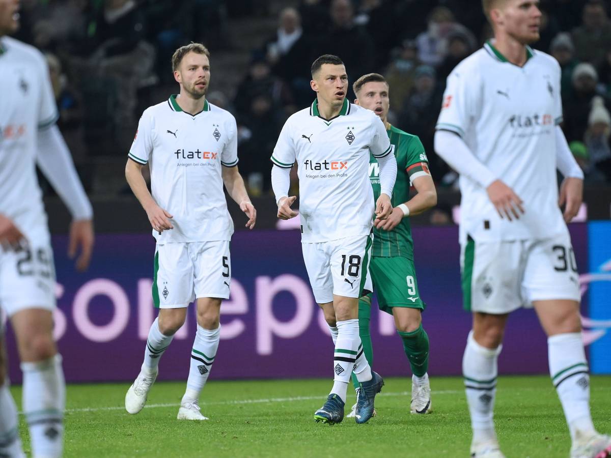 Stefan Lainer guckt erstaunt im Borussia-Trikot.