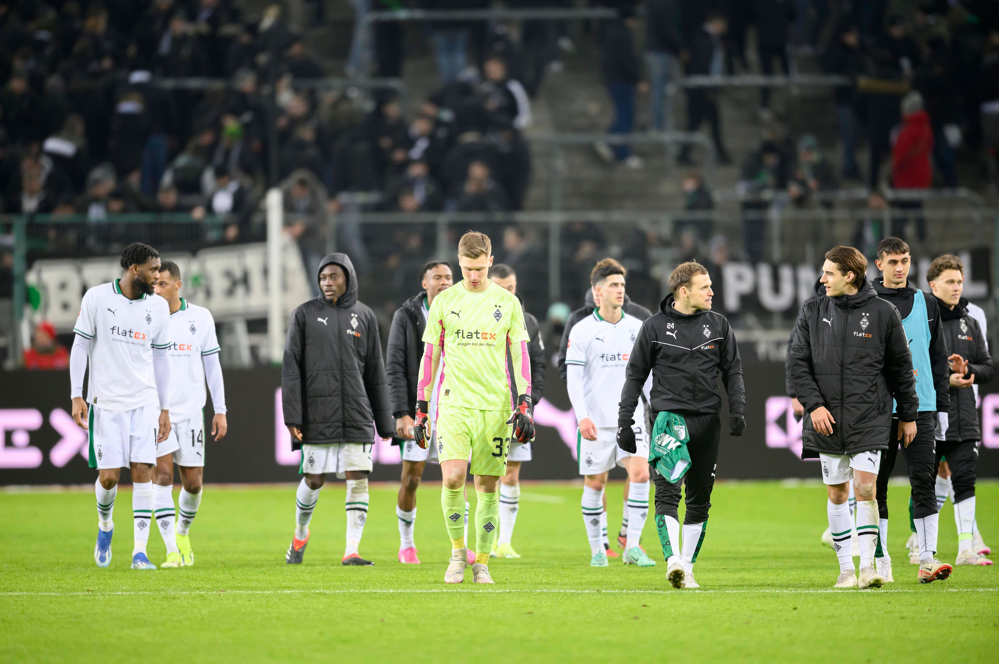 Die Spieler von Borussia Mönchengladbach sind nach Niederlage frustriert.