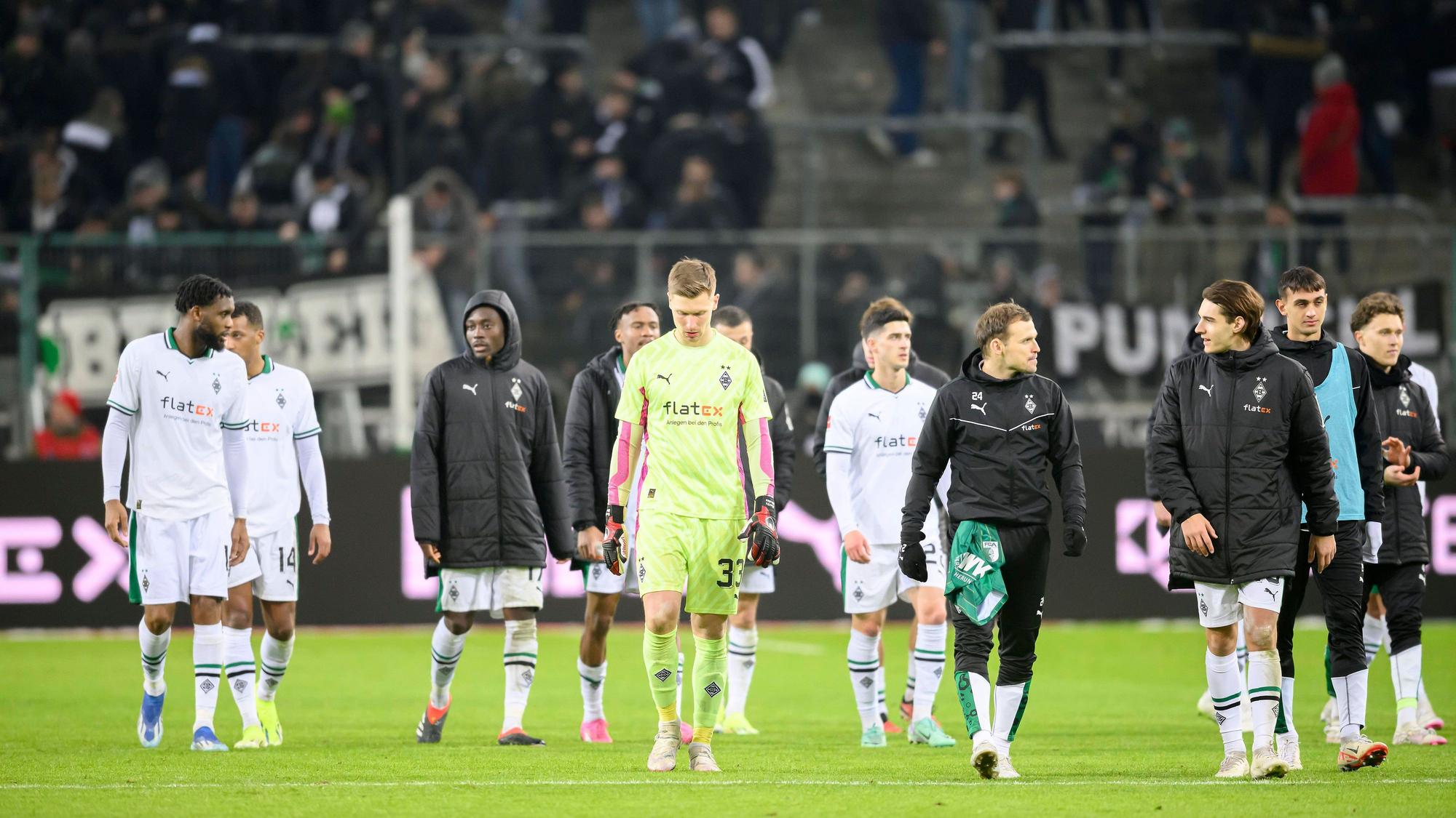Die Spieler von Borussia Mönchengladbach sind nach Niederlage frustriert.