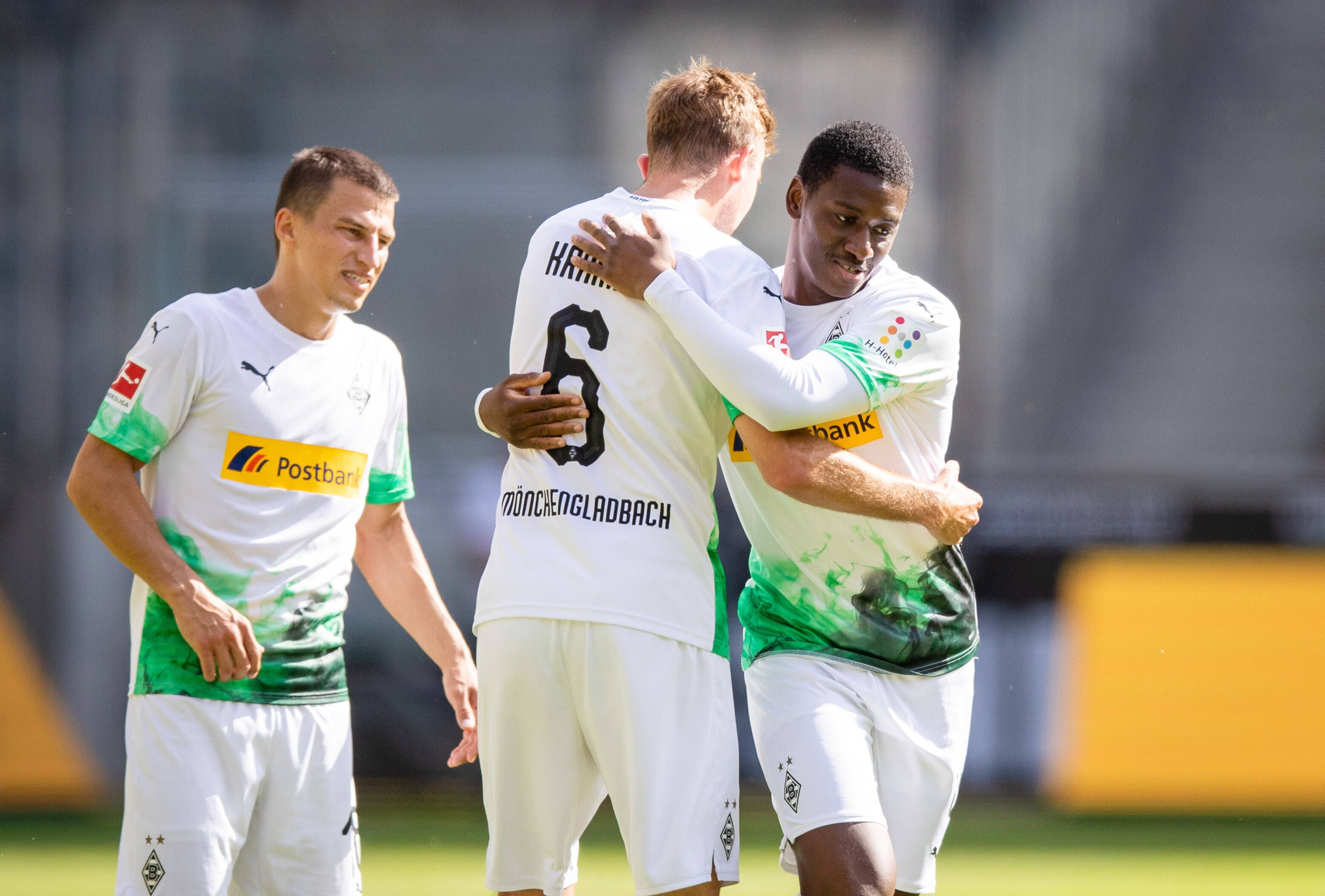 Spieler von Borussia Mönchengladbach während einer Umarmung.