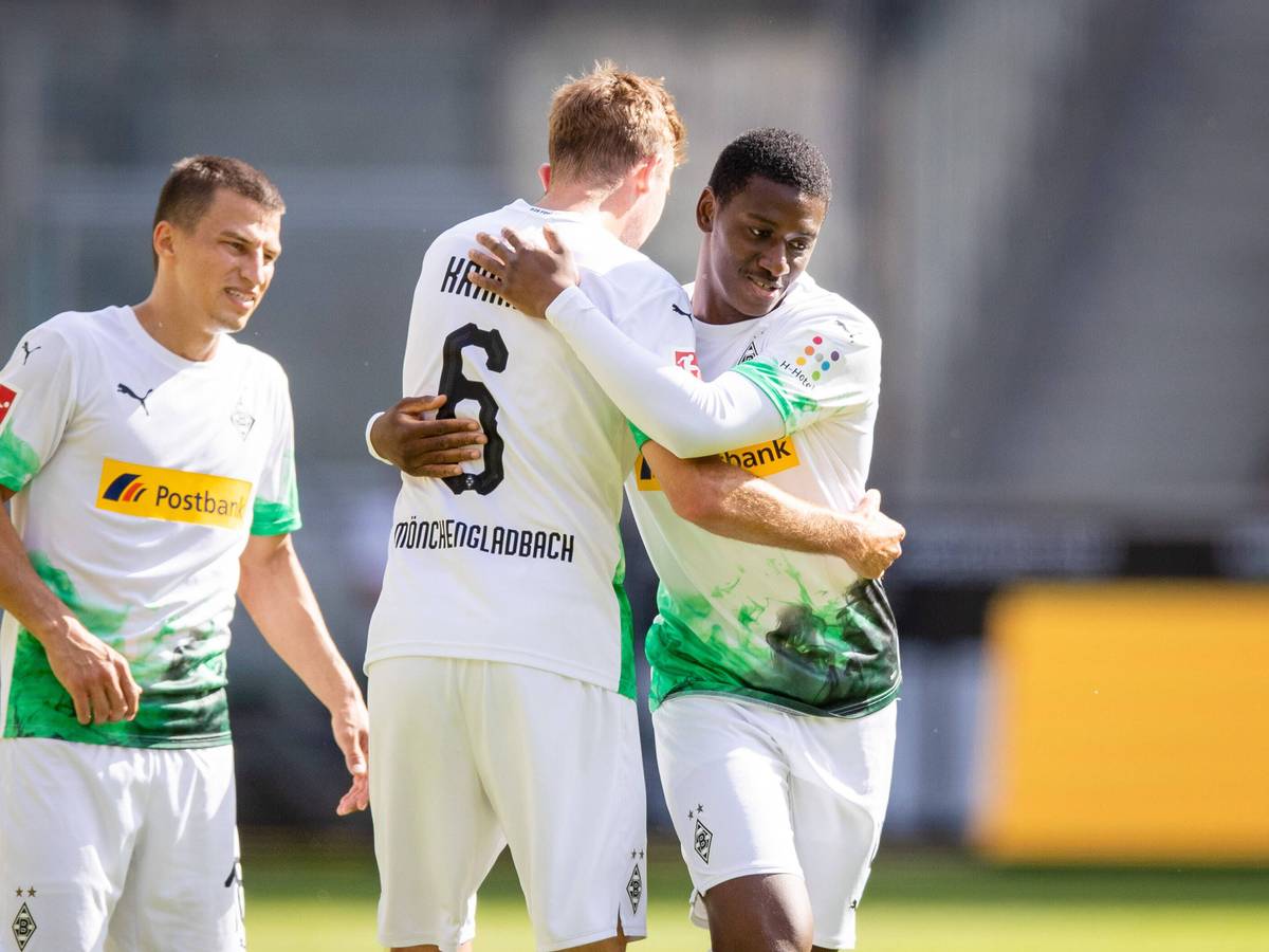 Spieler von Borussia Mönchengladbach während einer Umarmung.