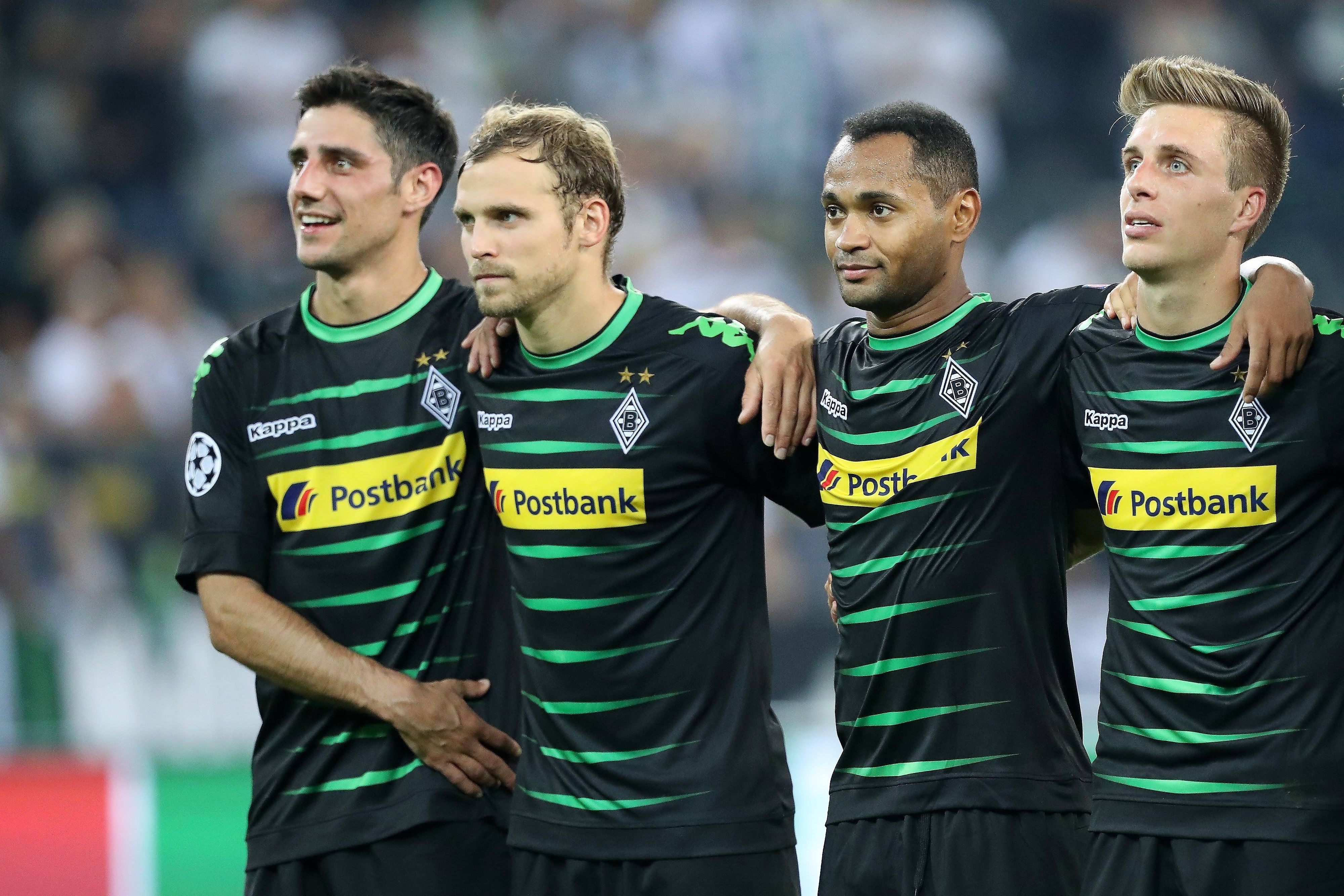 Spieler von Borussia Mönchengladbach bilden eine Reihe nebeneinander stehend.