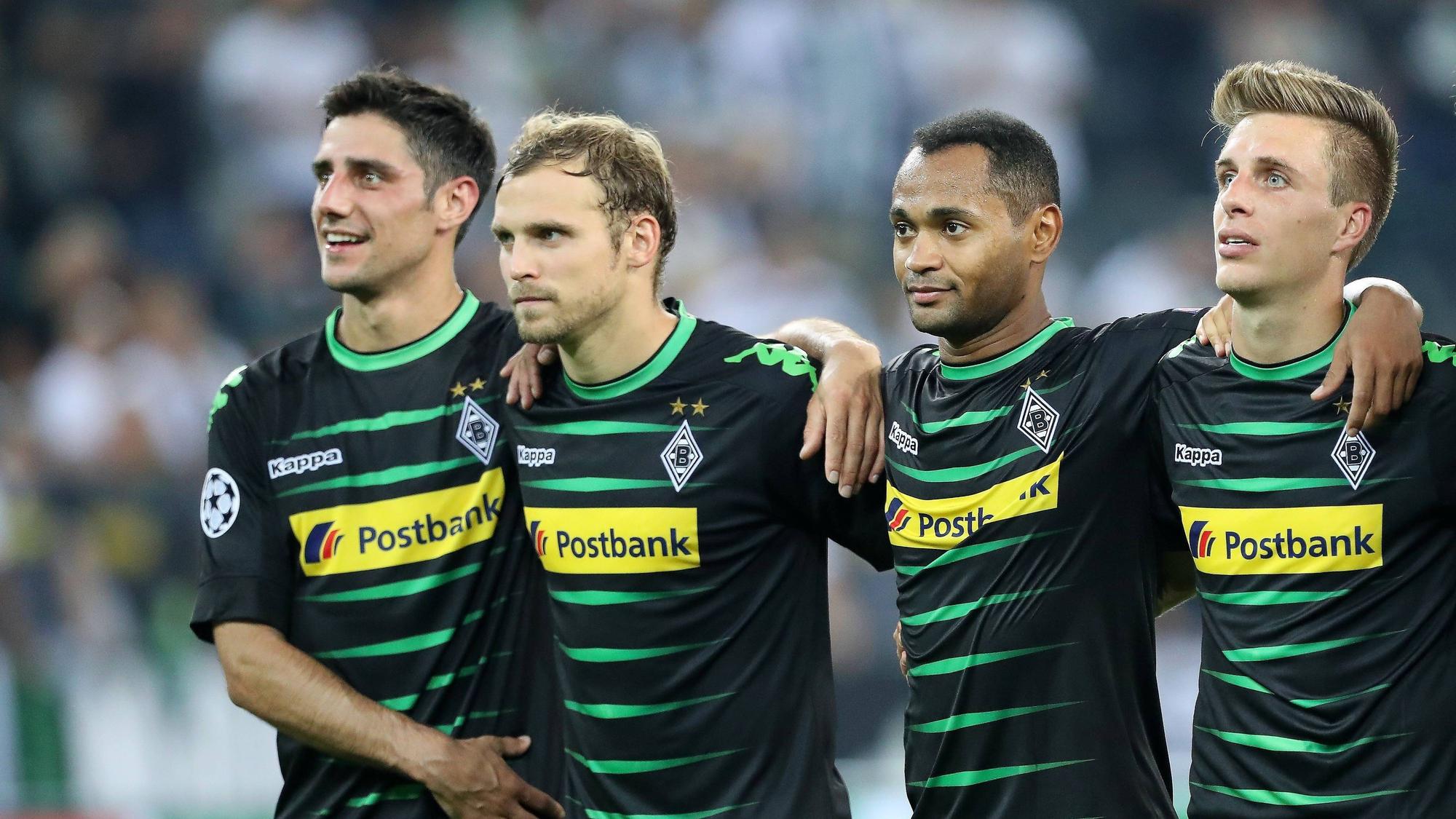 Spieler von Borussia Mönchengladbach bilden eine Reihe nebeneinander stehend.