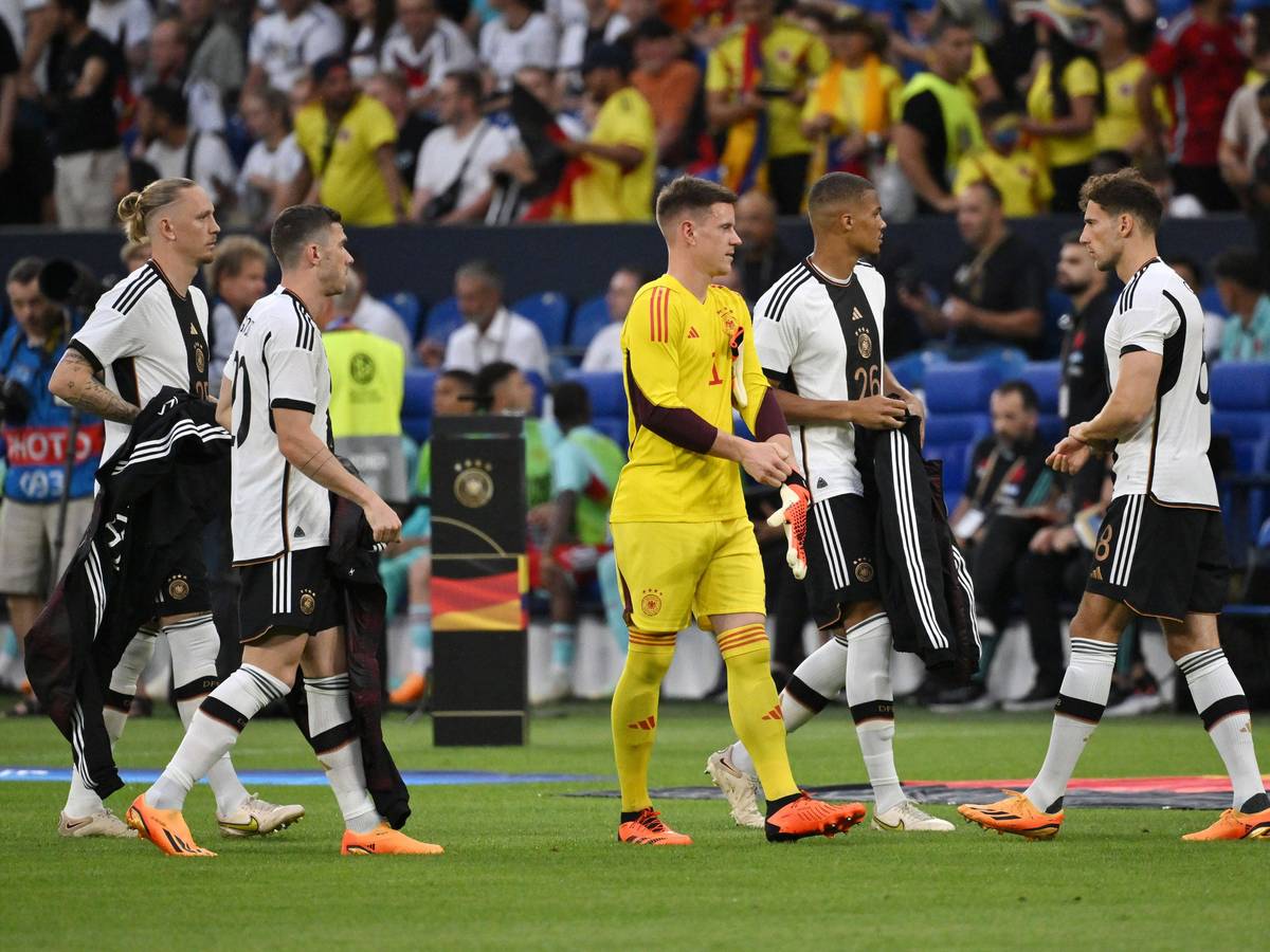 Deutsche Nationalspieler geben ihre Aufwärmjacken ab.