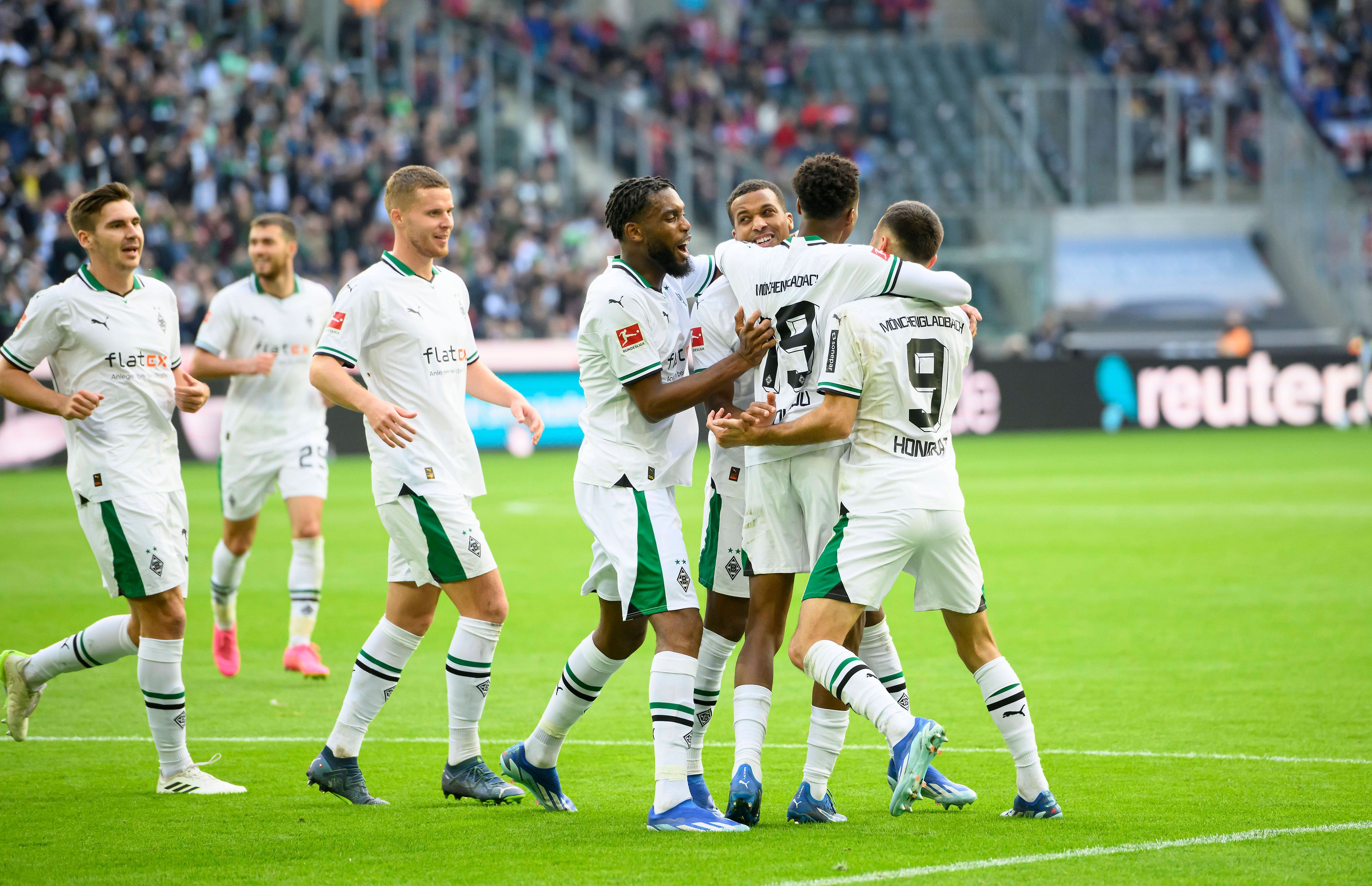 Mehrere Borussia-Spieler jubeln gemeinsam, darunter Jordan Siebatcheu und Franck Honorat.