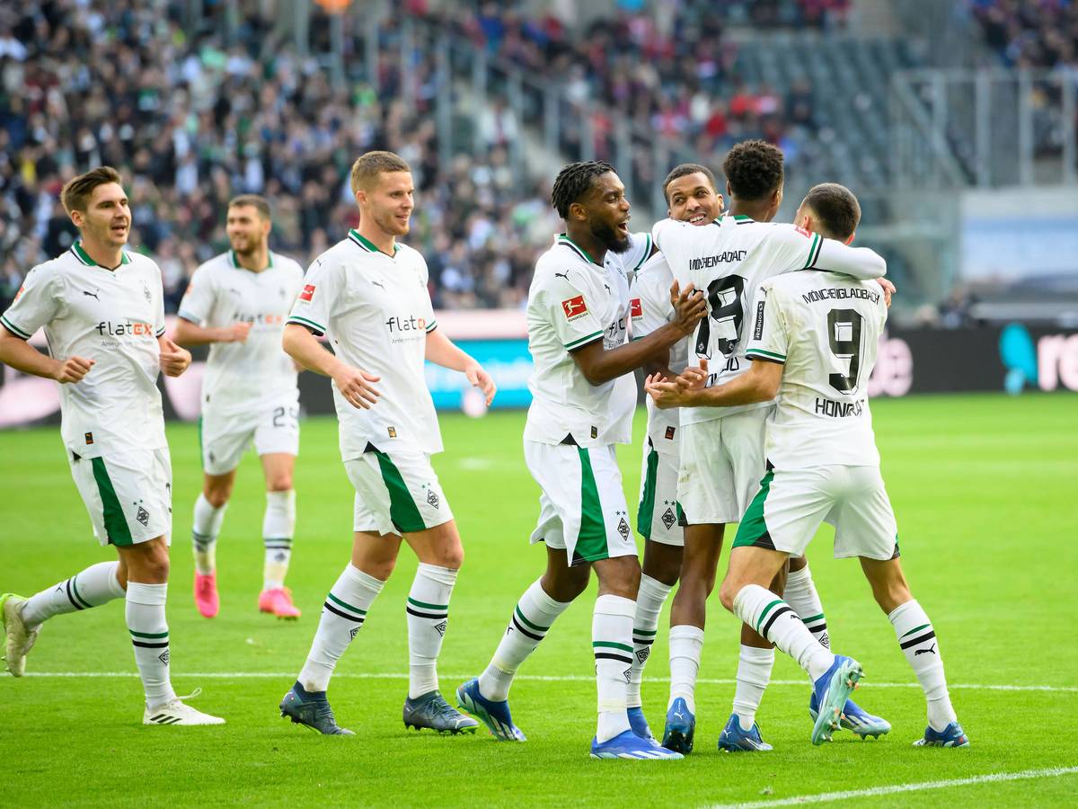 Mehrere Borussia-Spieler jubeln gemeinsam, darunter Jordan Siebatcheu und Franck Honorat.