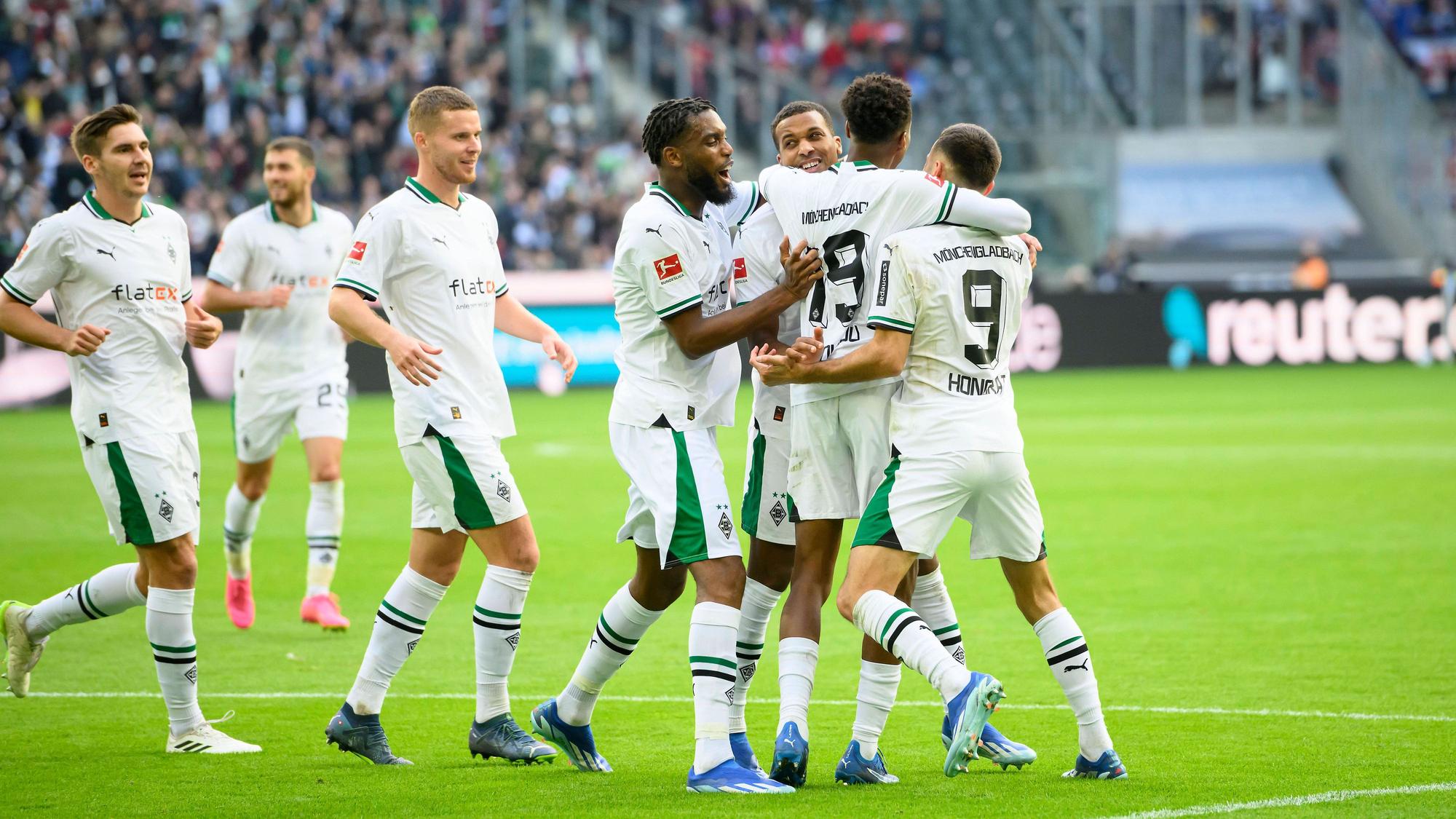 Mehrere Borussia-Spieler jubeln gemeinsam, darunter Jordan Siebatcheu und Franck Honorat.