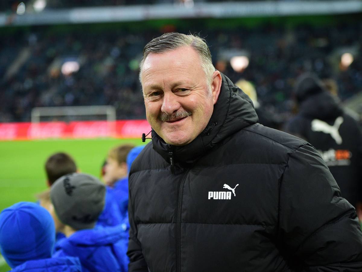 Roland Virkus lächelt in die Kamera.