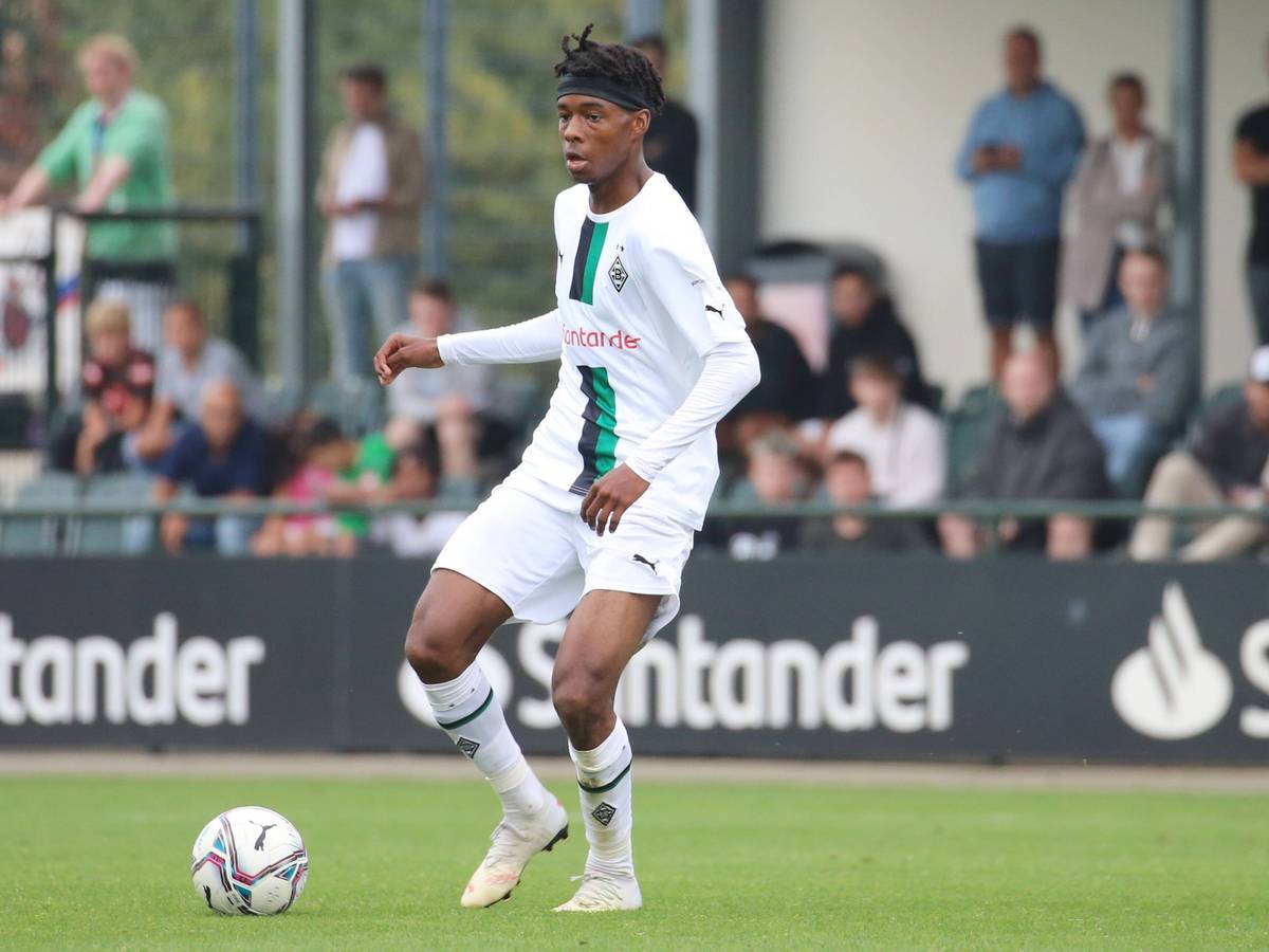 Noah Adedeji-Sternberg im Borussia-Trikot.
