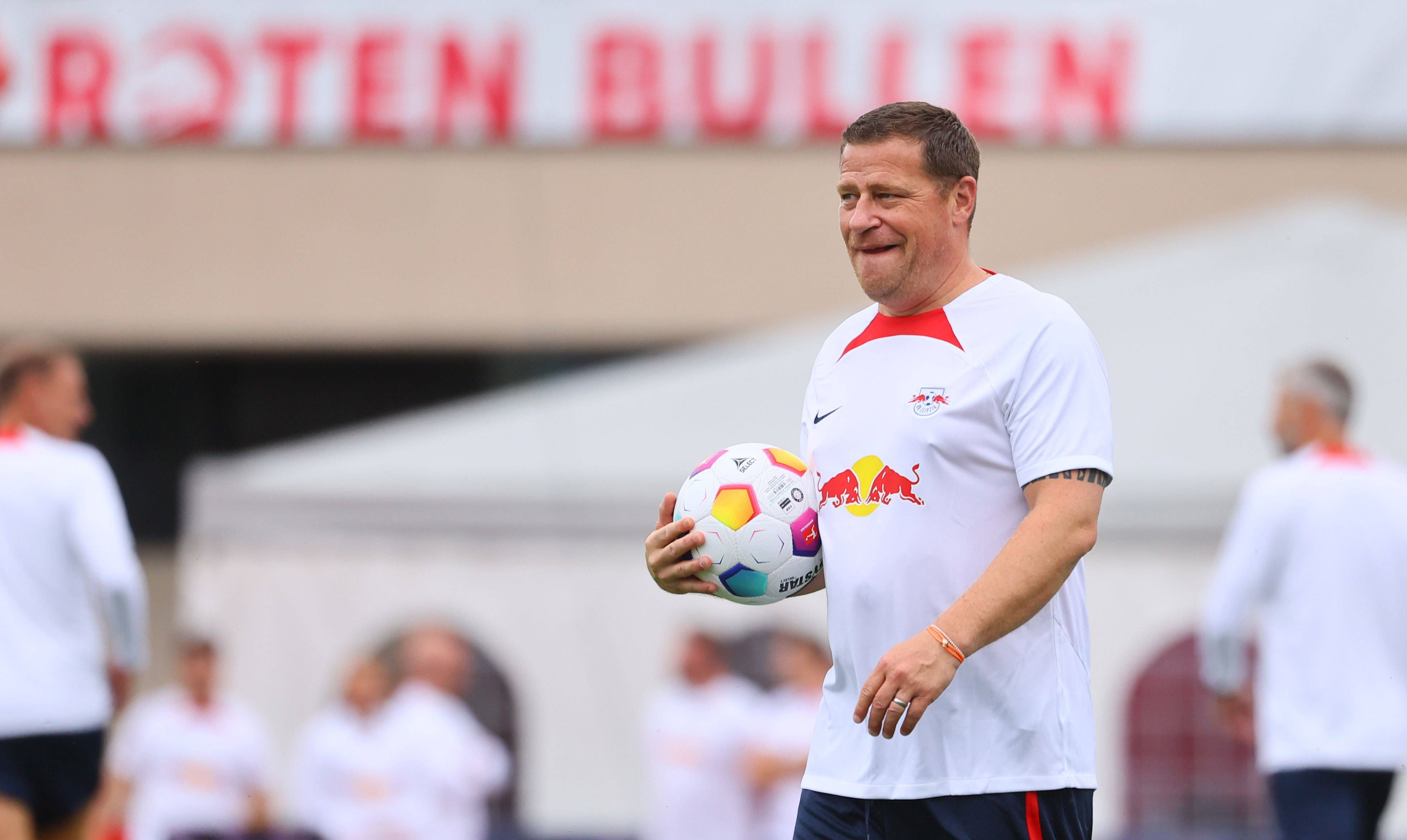 Max Eberl mit einem Ball in der Hand.