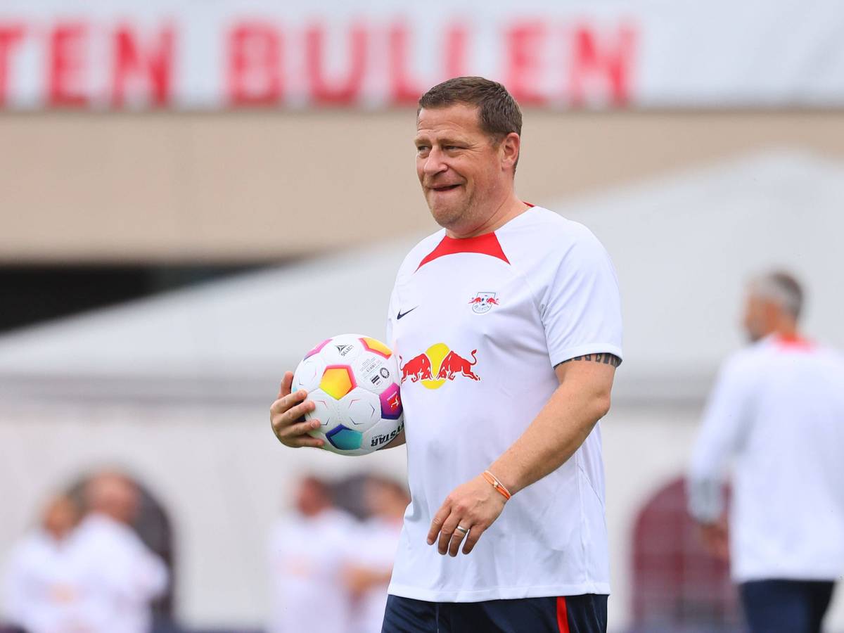 Max Eberl mit einem Ball in der Hand.