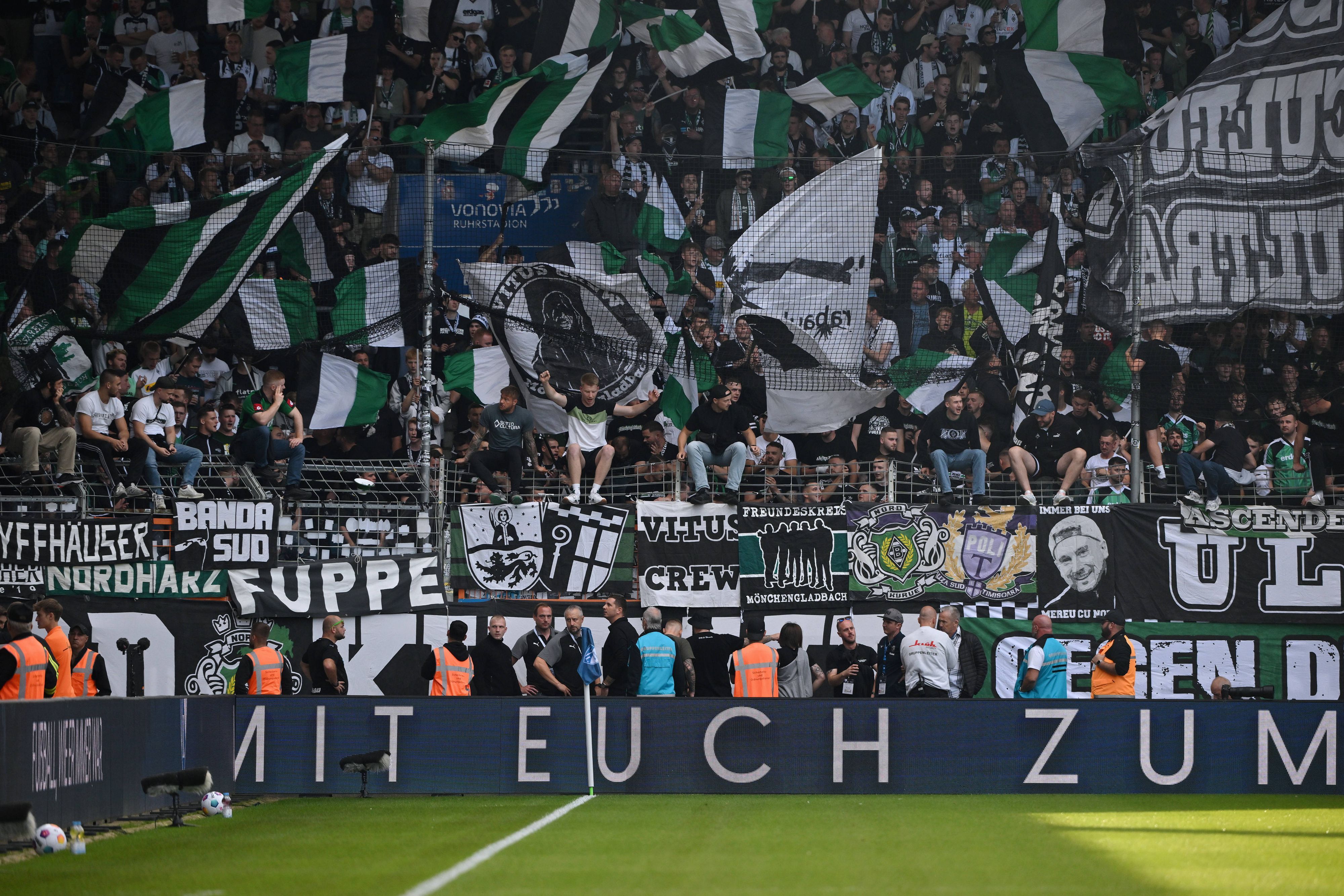 Fans von Borussia Mönchengladbach während eines Auswärtsspiels.