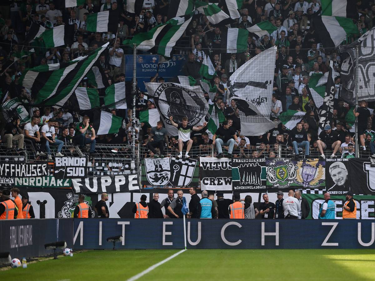 Fans von Borussia Mönchengladbach während eines Auswärtsspiels.