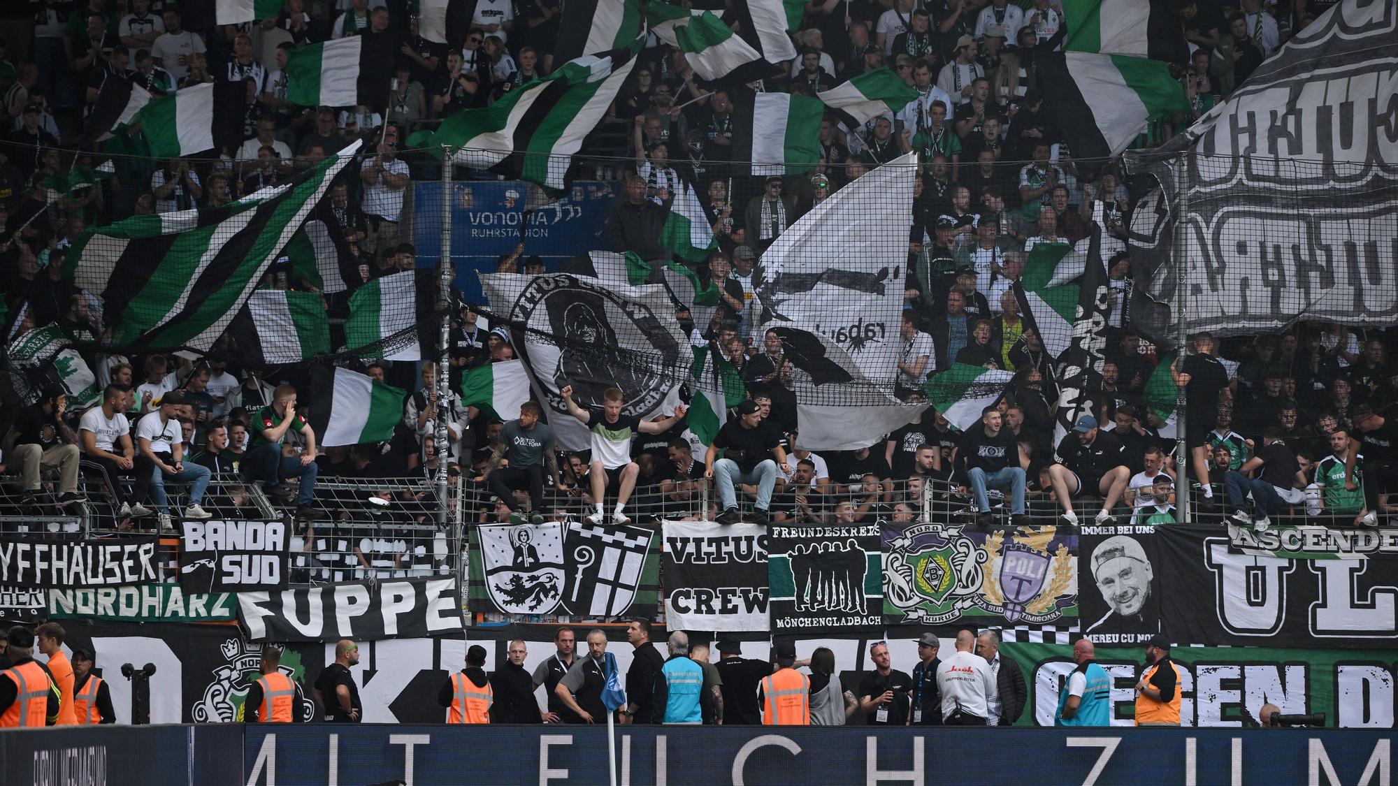 Fans von Borussia Mönchengladbach während eines Auswärtsspiels.