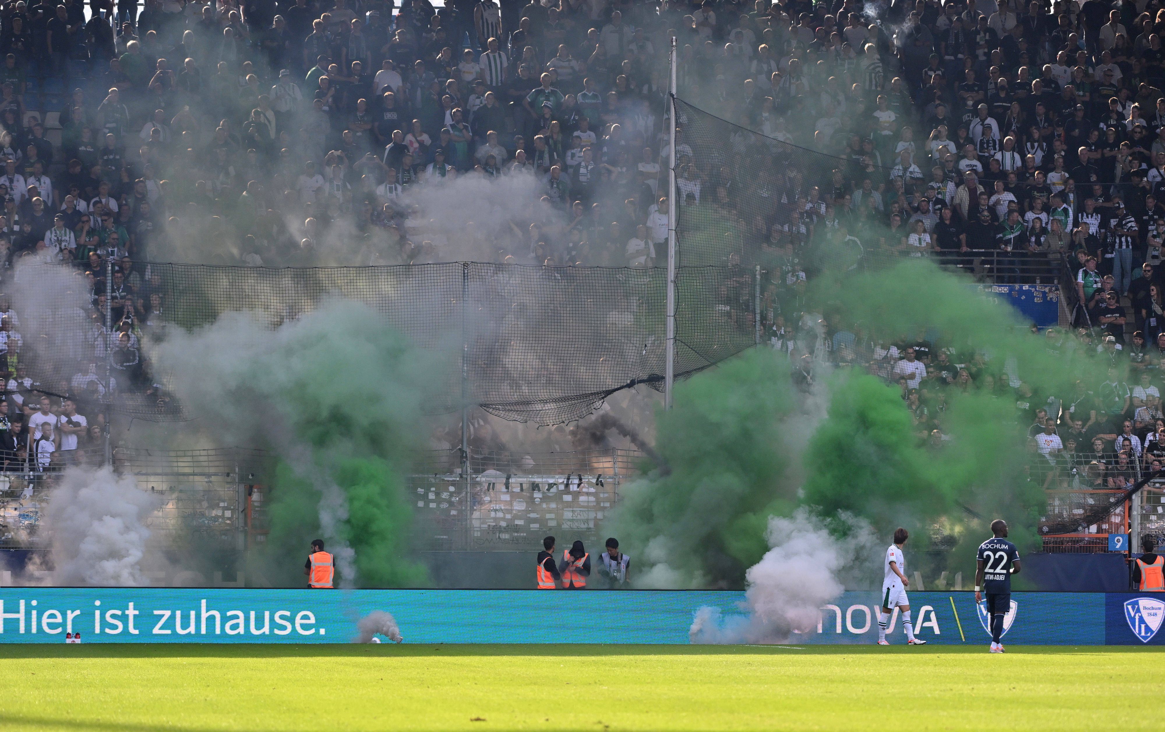 Entbrannte Rauchtöpfe während eines Spiels von Borussia Mönchengladbach.