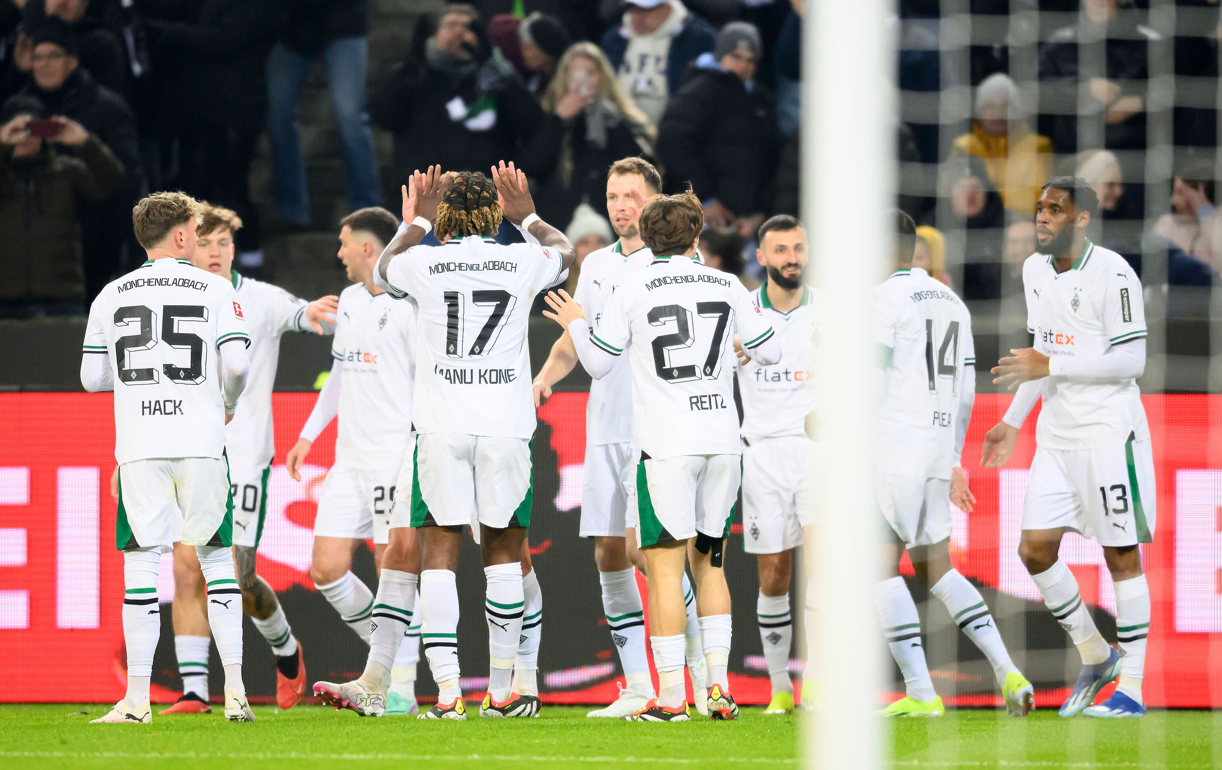 Spieler von Borussia Mönchengladbach bejubeln einen Treffer.
