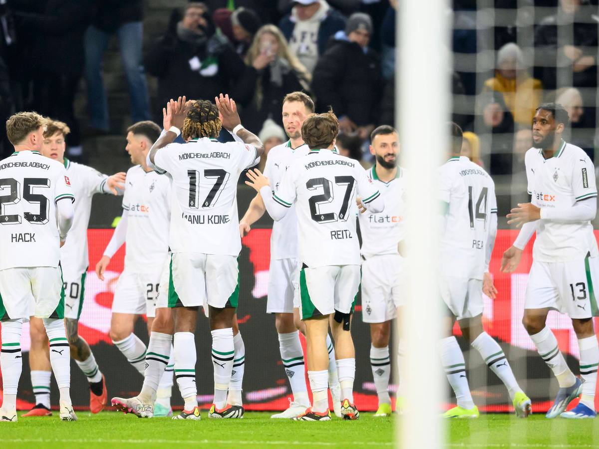 Spieler von Borussia Mönchengladbach bejubeln einen Treffer.