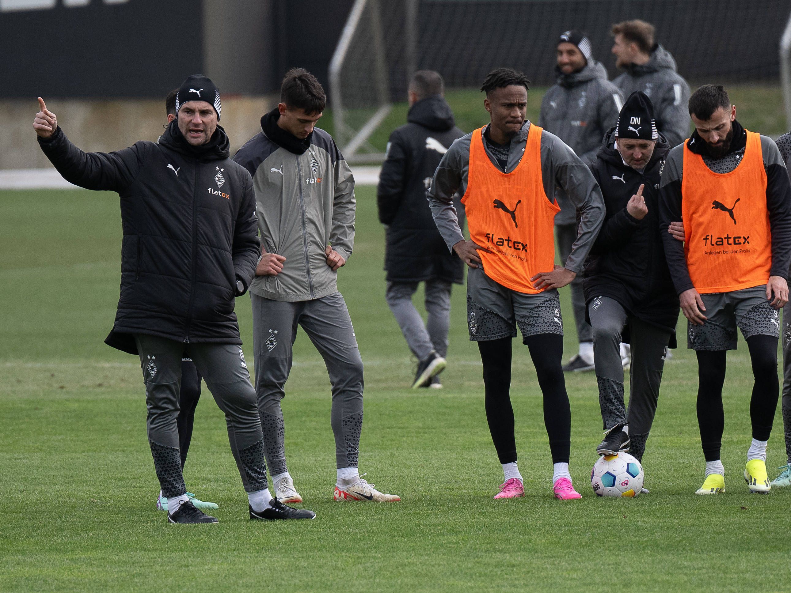 Trainer von Borussia Mönchengladbach gibt Anweisungen.