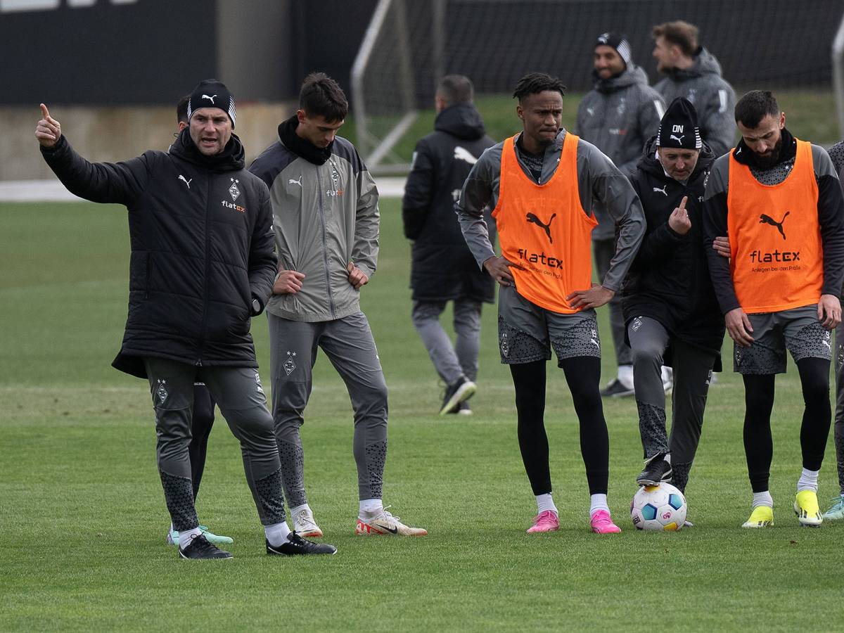 Trainer von Borussia Mönchengladbach gibt Anweisungen.