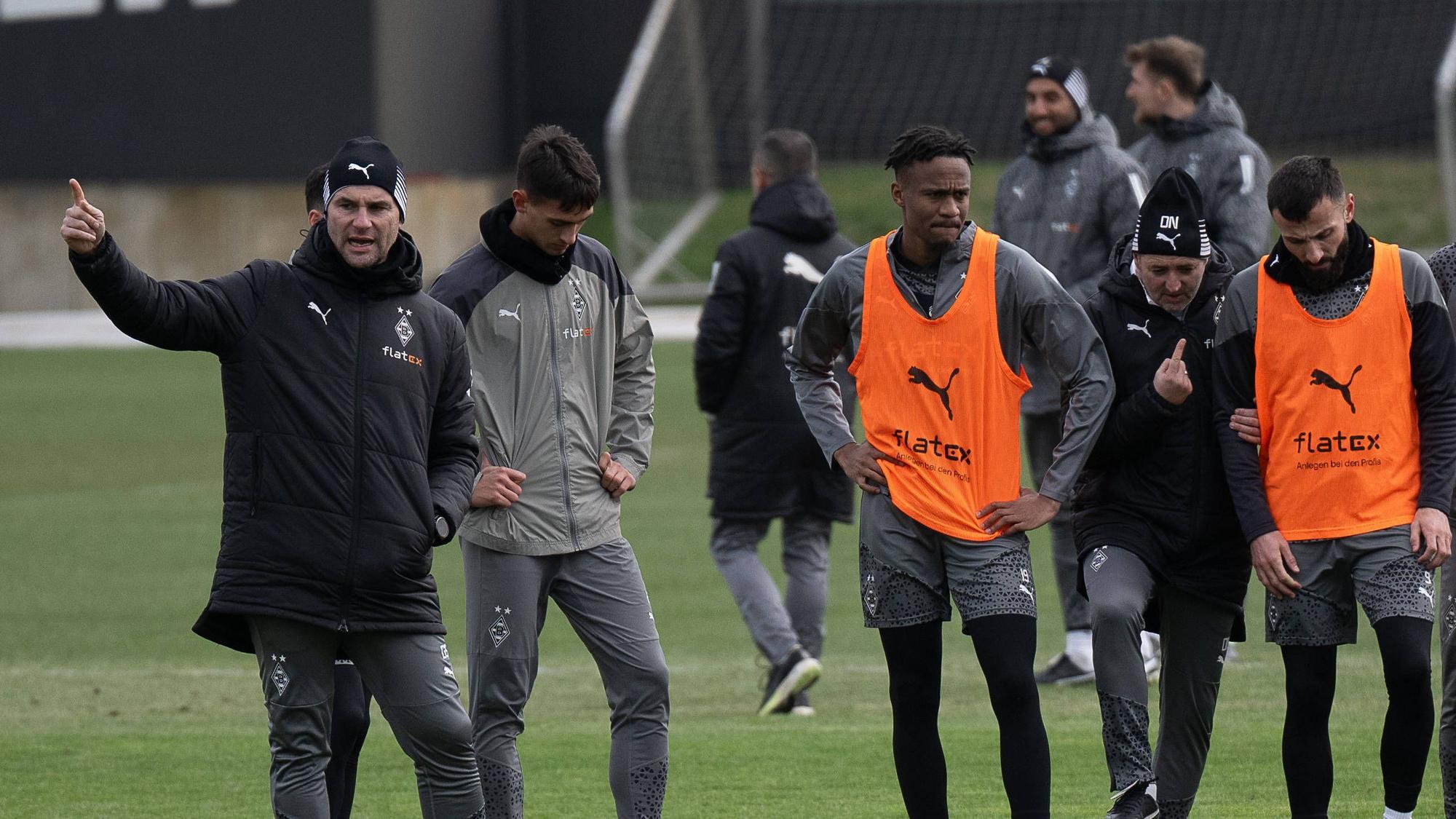 Trainer von Borussia Mönchengladbach gibt Anweisungen.
