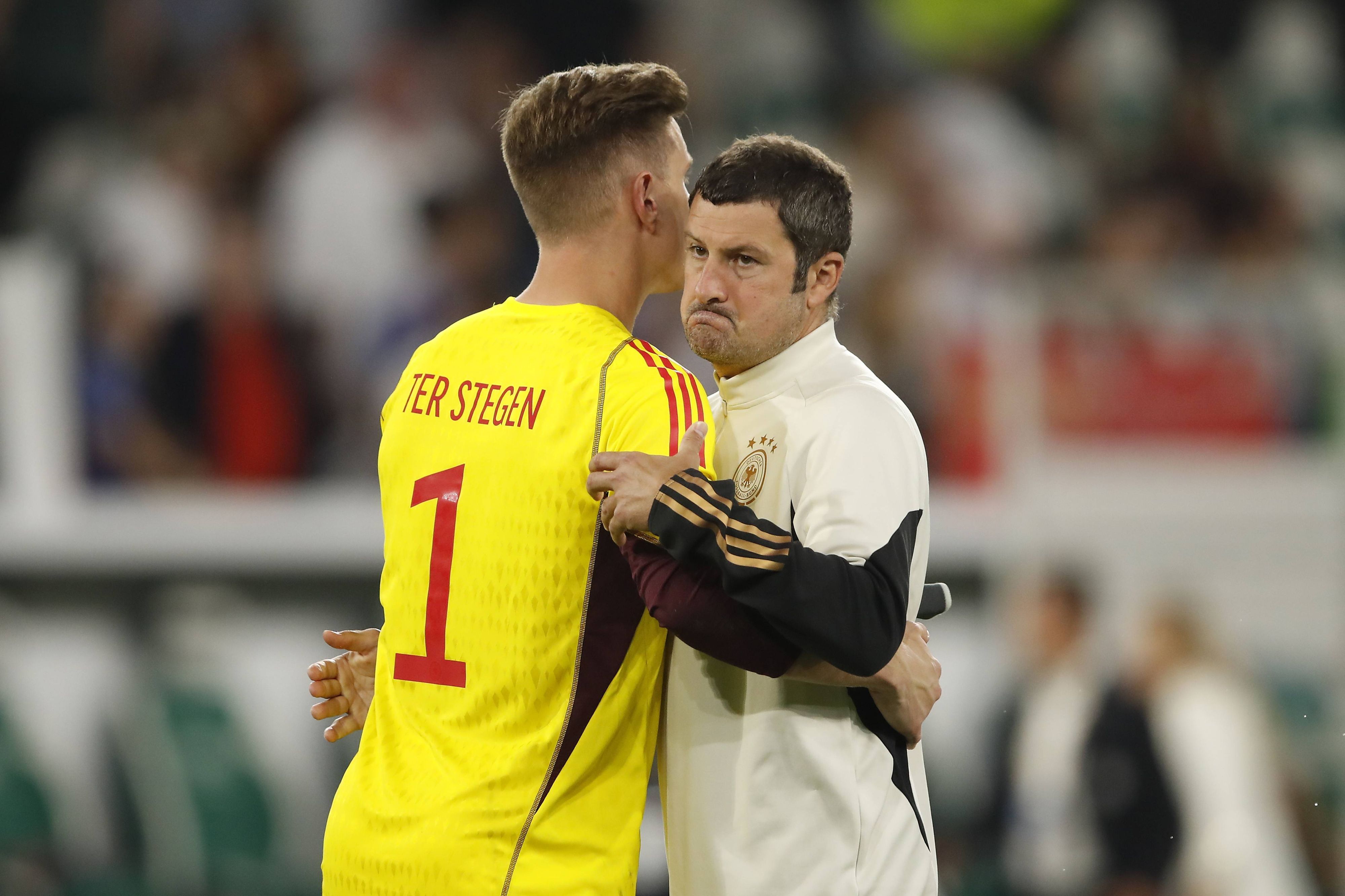 Andreas Kronenberg und Marc-André ter Stegen umarmen sich.