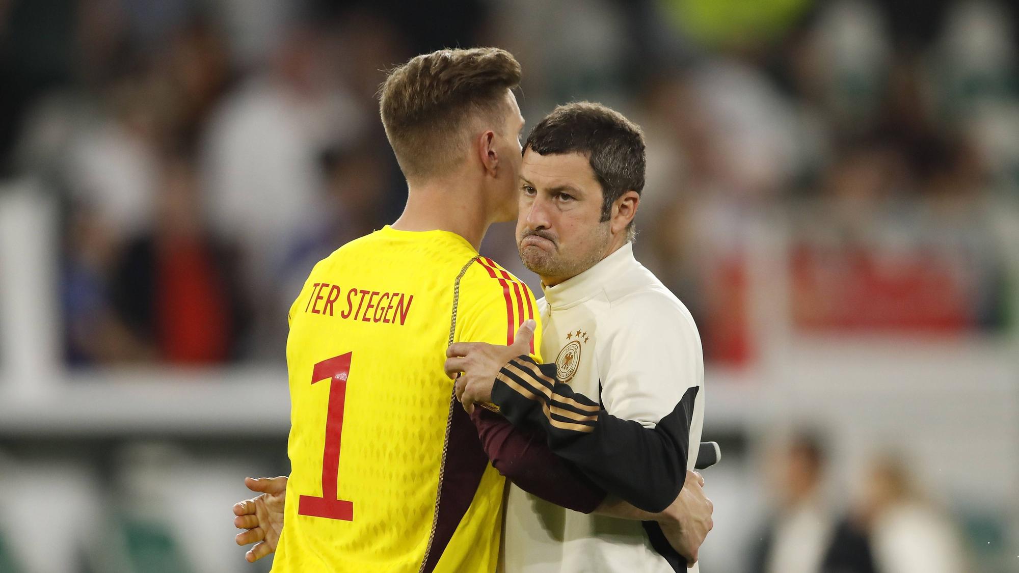 Andreas Kronenberg und Marc-André ter Stegen umarmen sich.