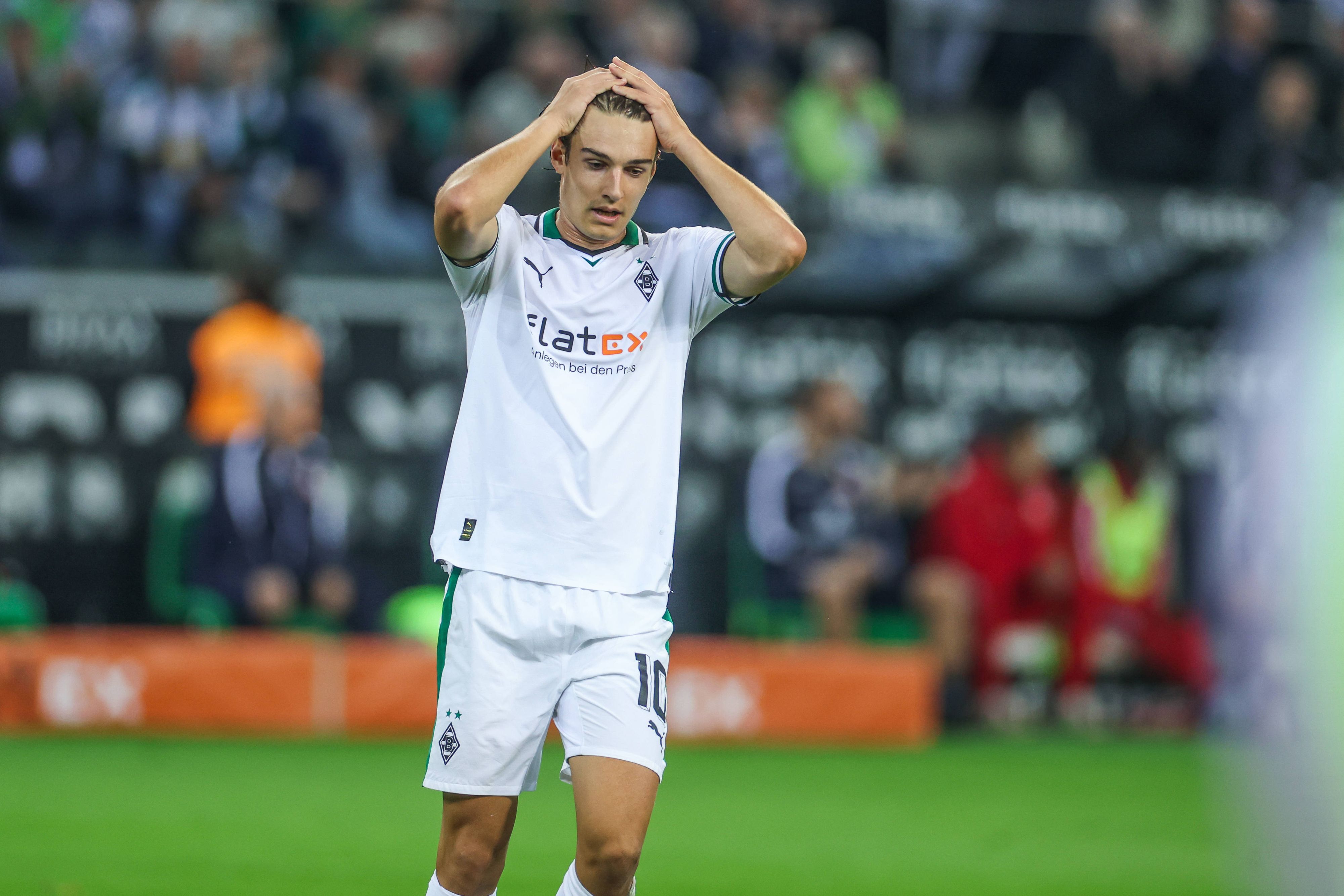 Florian Neuhaus fasst sich an den Kopf.