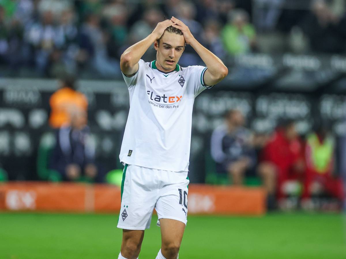 Florian Neuhaus fasst sich an den Kopf.