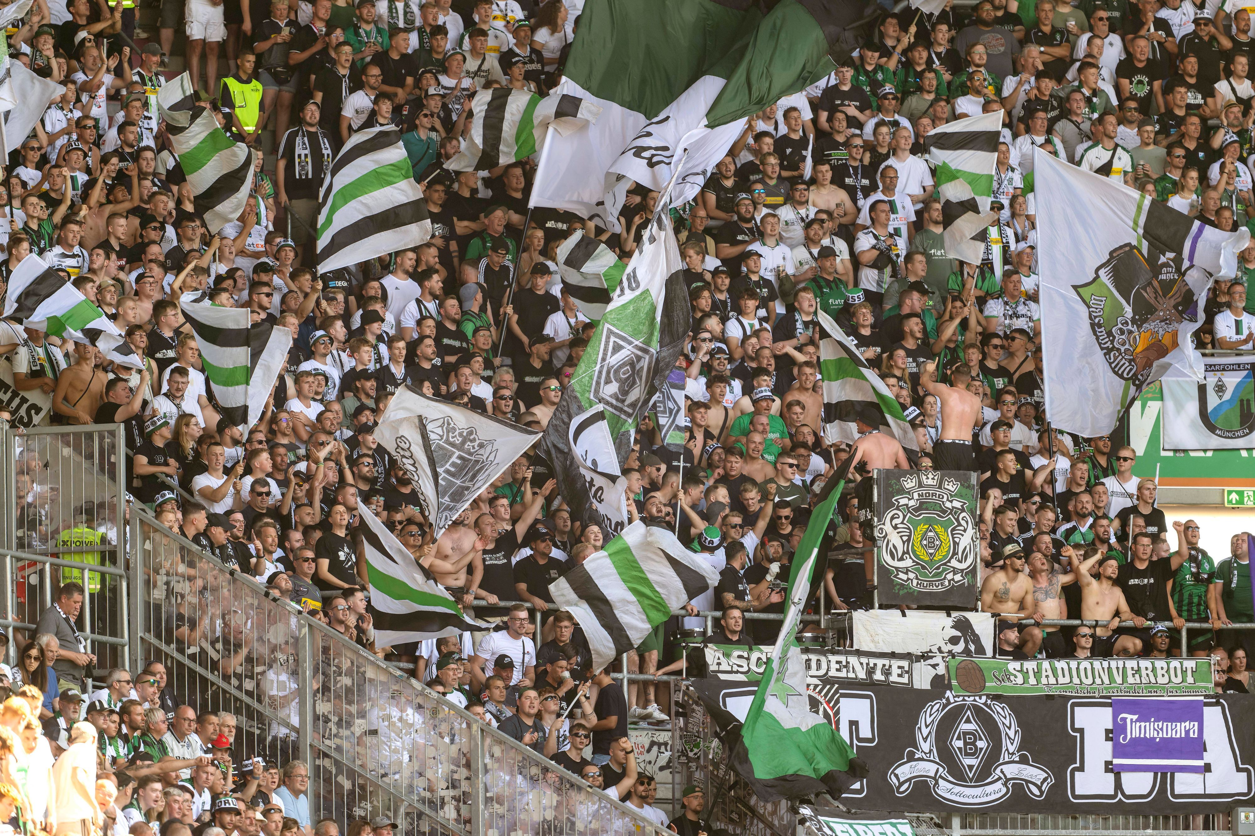 Borussia-Fans im Augsburger Auswärtsblock.