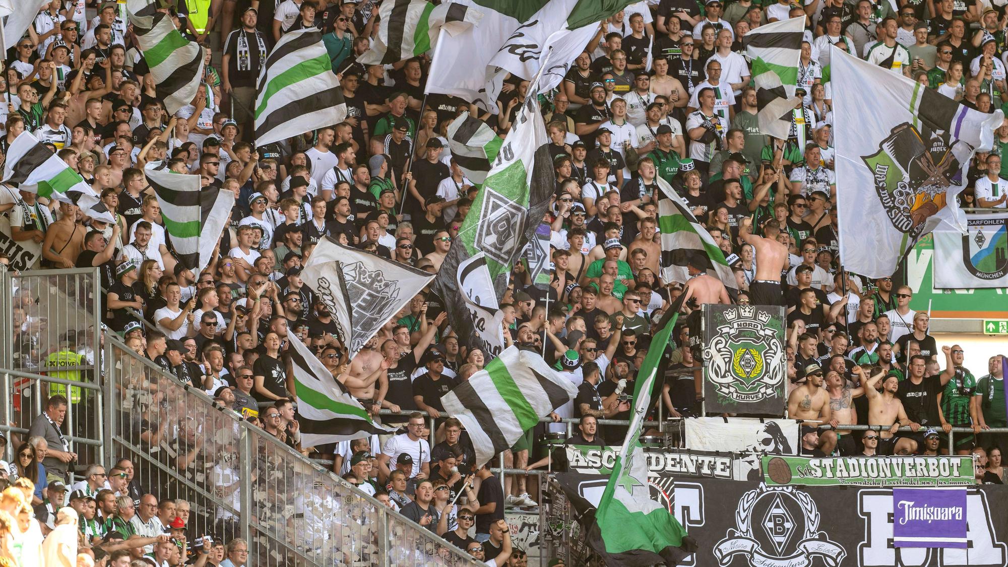 Borussia-Fans im Augsburger Auswärtsblock.