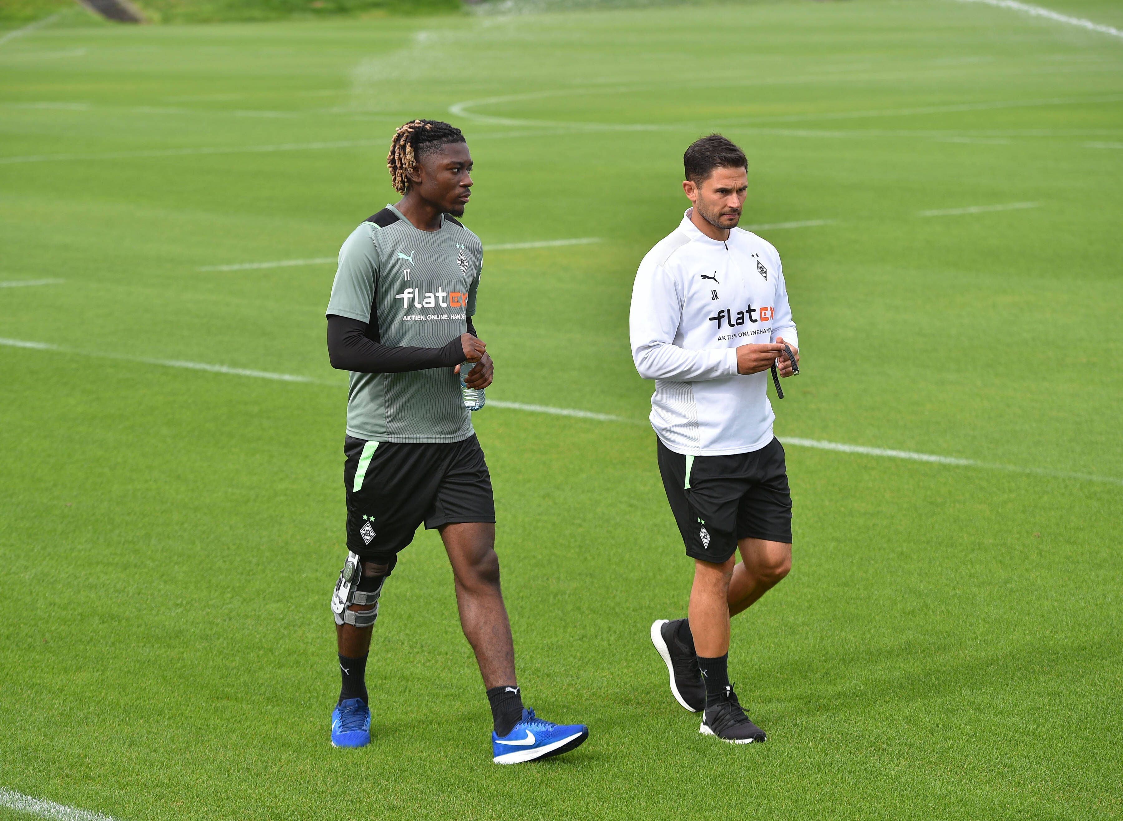 Manu Koné und Jonas Rath auf dem Trainingsplatz.