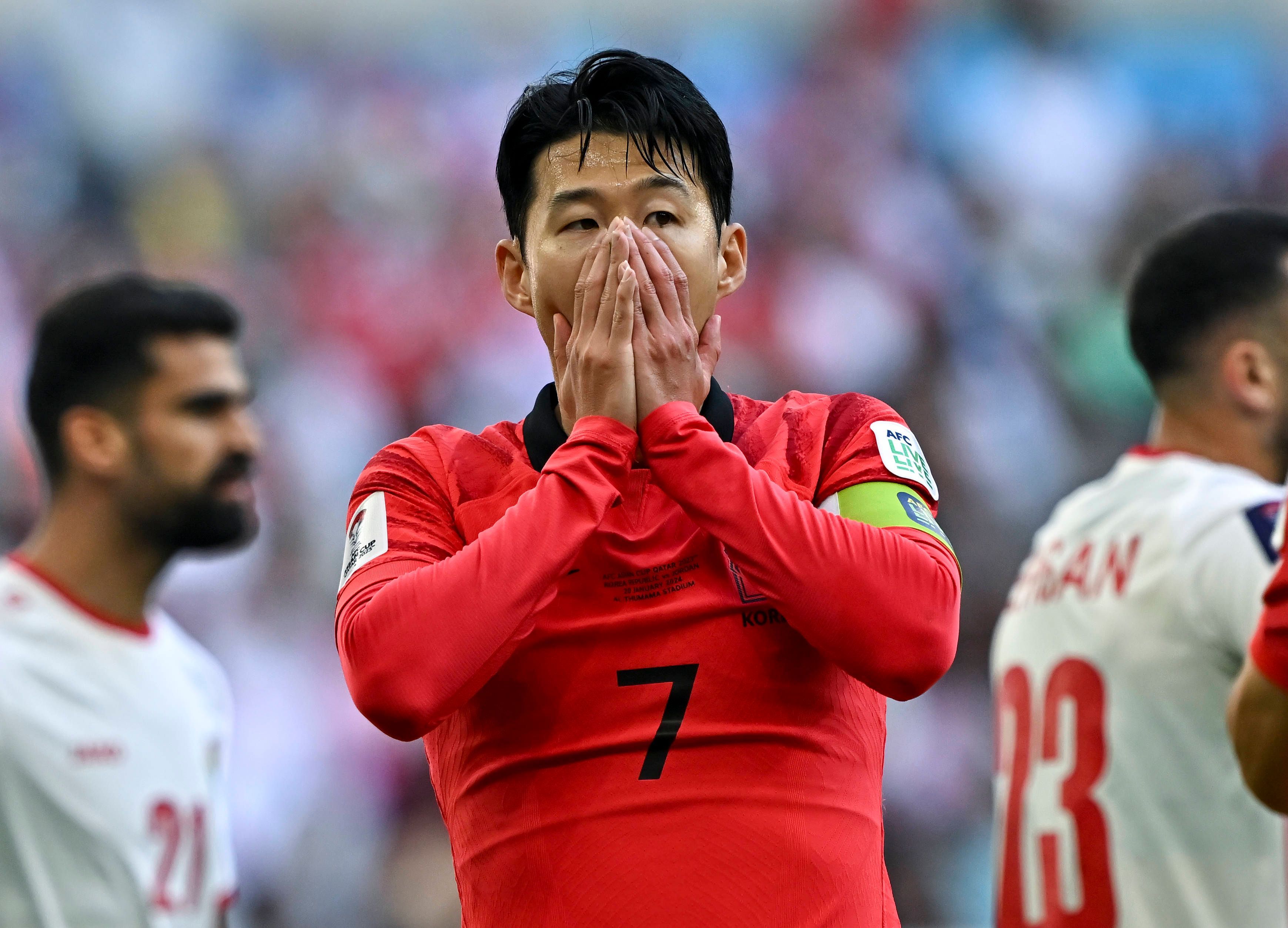 Heung-min Son schlägt die Hände vor den Mund. Er trägt die Kapitäns-Binde.