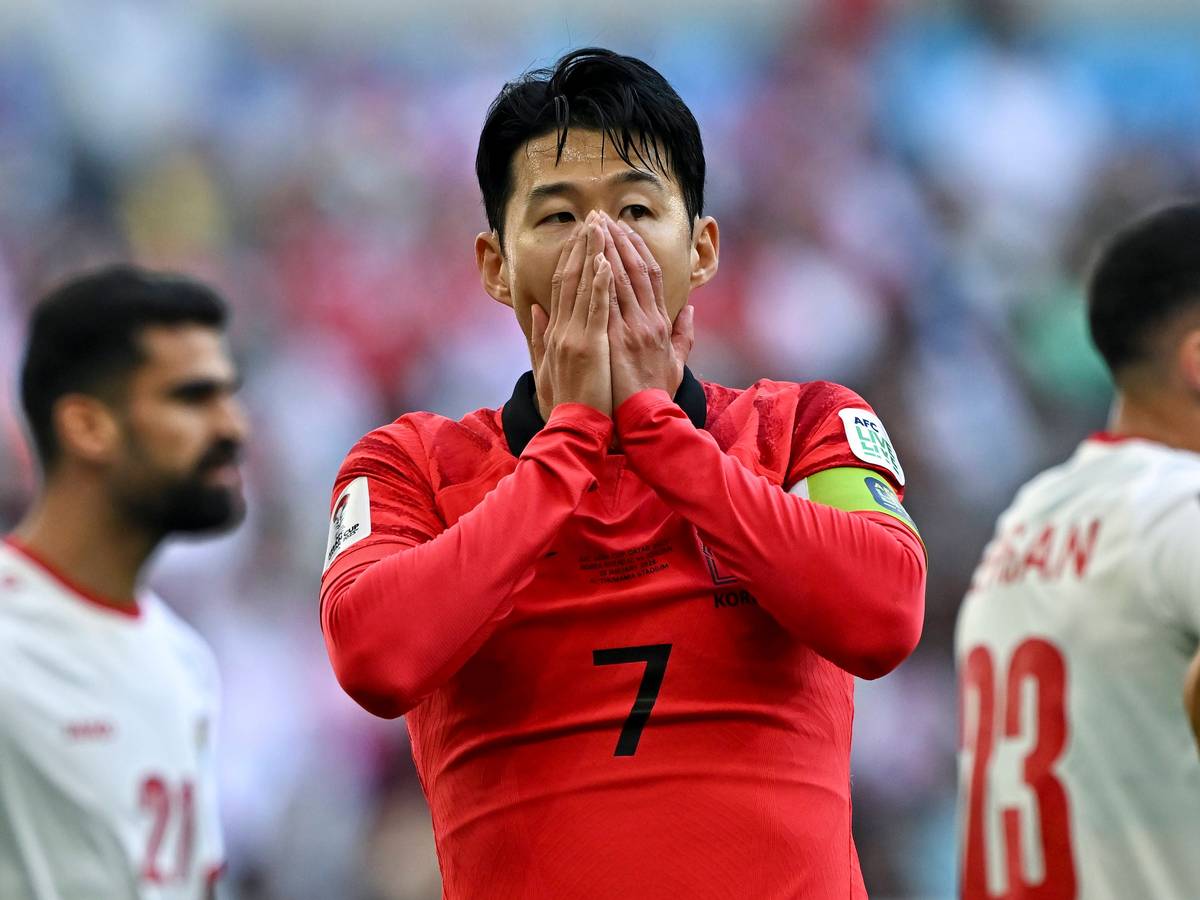 Heung-min Son schlägt die Hände vor den Mund. Er trägt die Kapitäns-Binde.