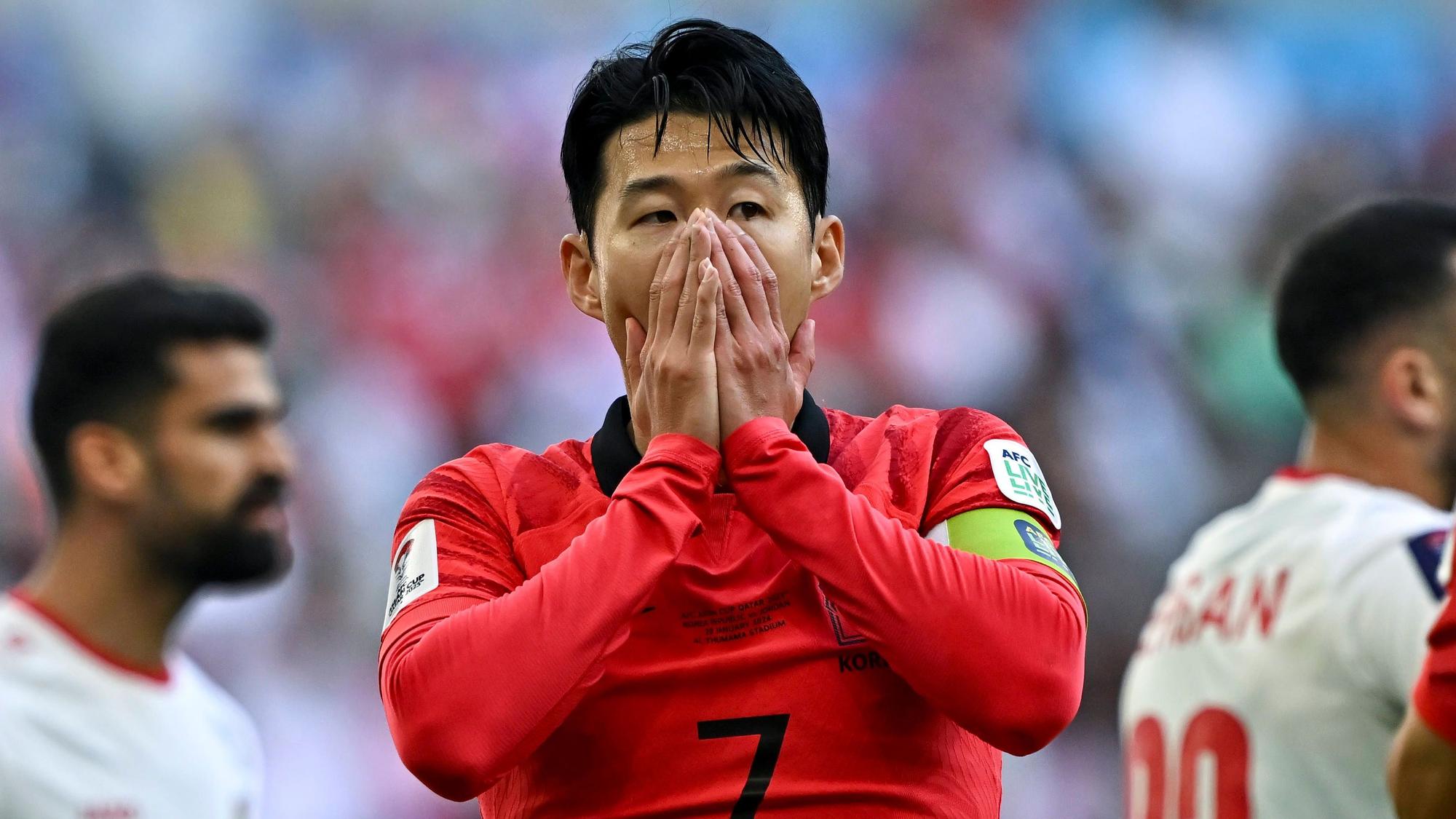 Heung-min Son schlägt die Hände vor den Mund. Er trägt die Kapitäns-Binde.