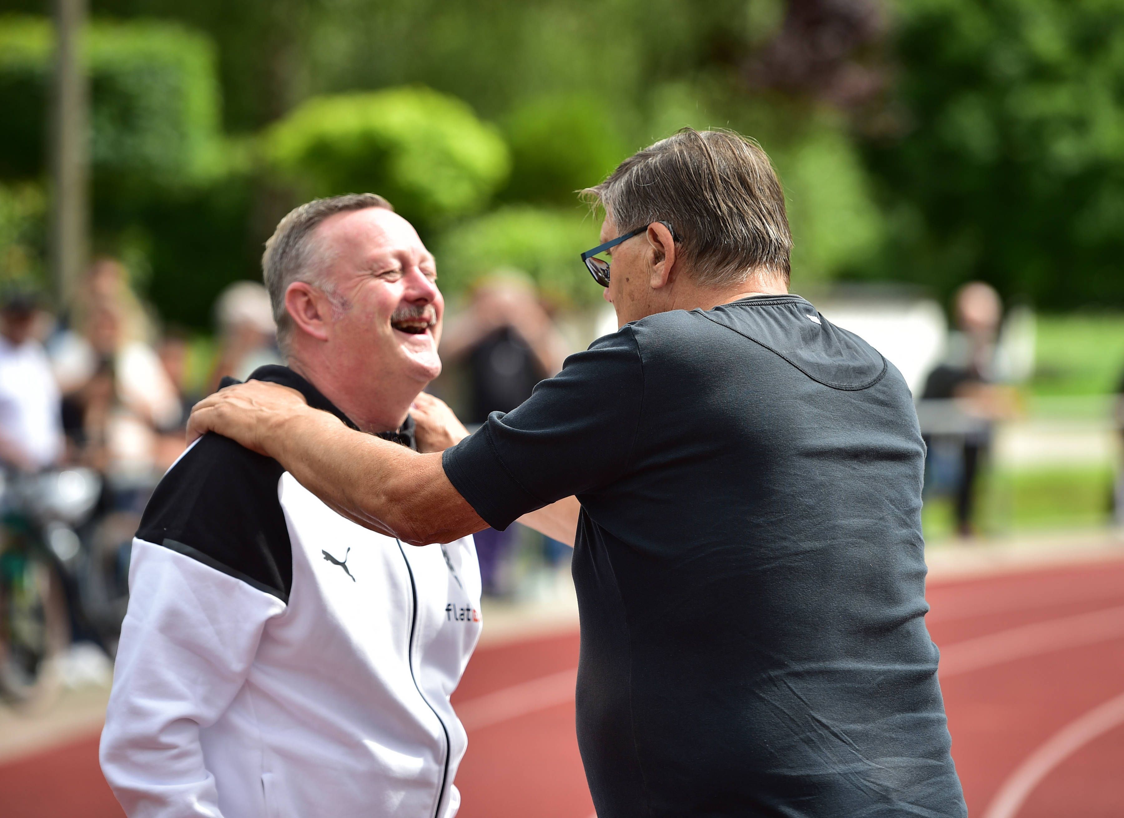 Roland Virkus scherzt mit Hans Meyer.