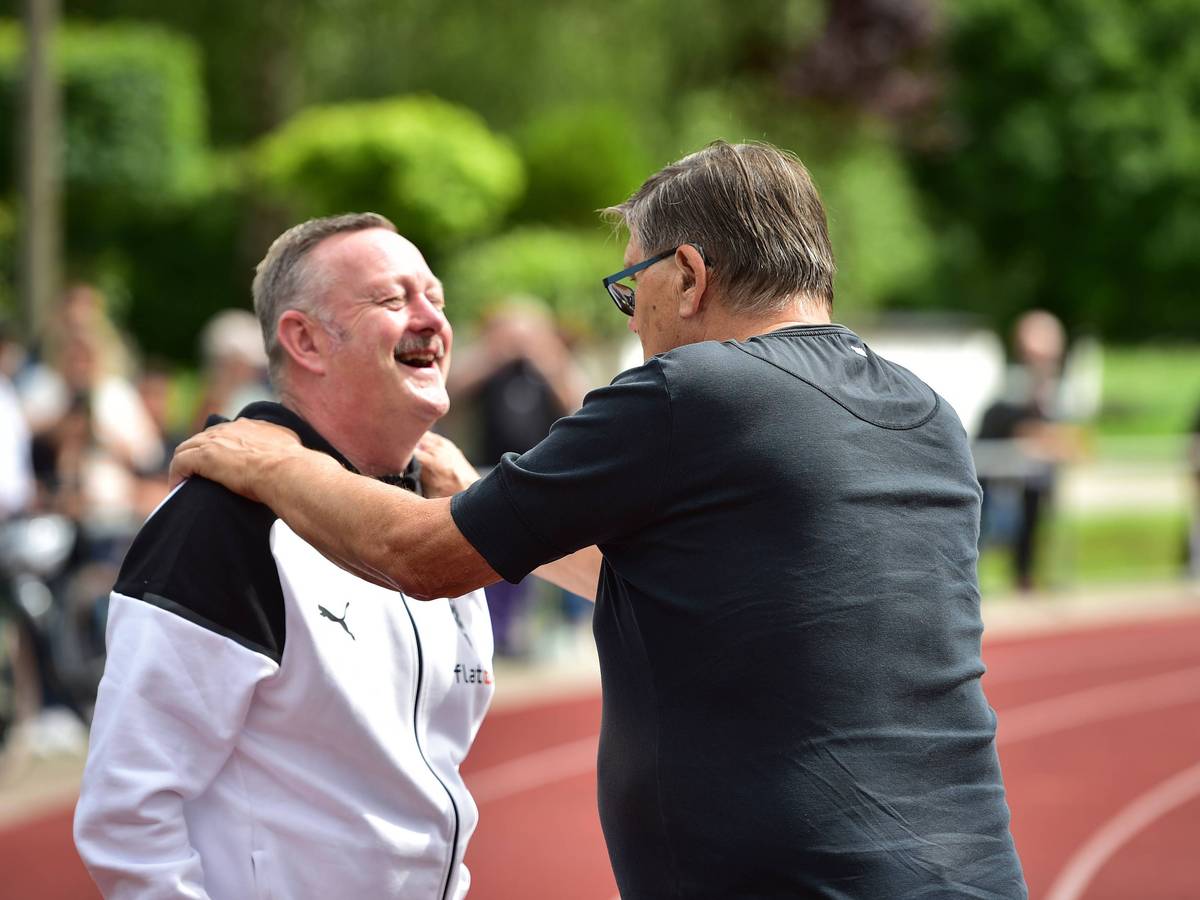 Roland Virkus scherzt mit Hans Meyer.