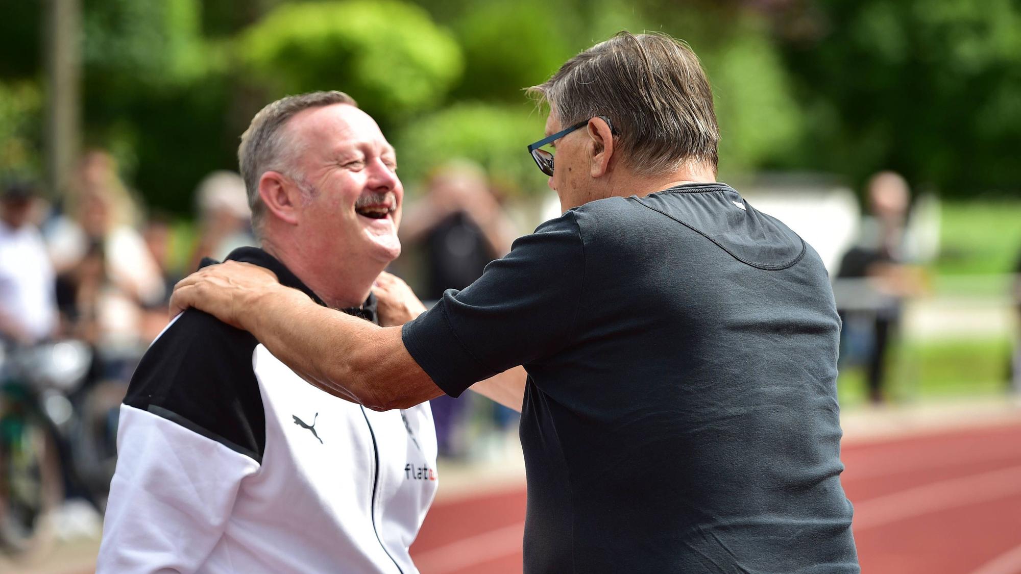 Roland Virkus scherzt mit Hans Meyer.