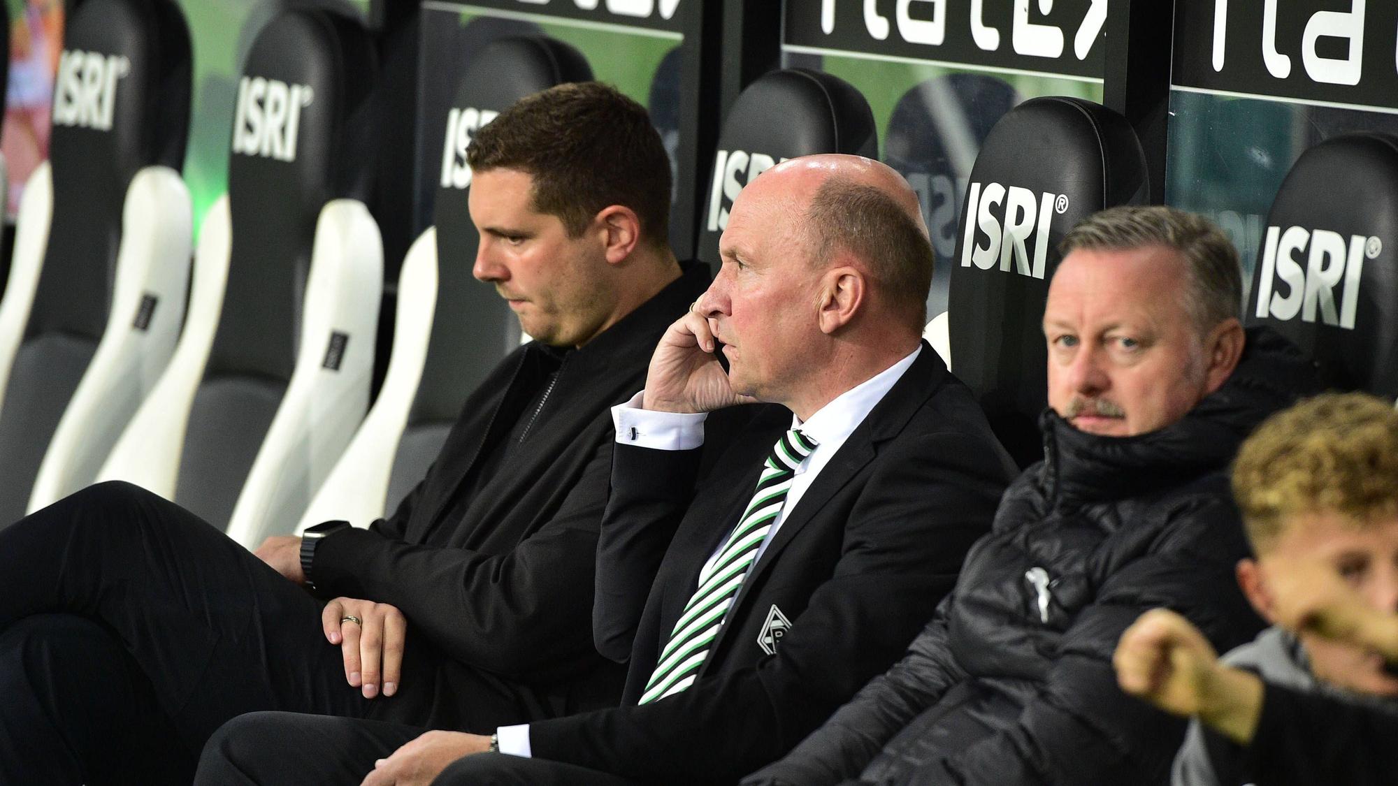 Nils Schmadtke, Stephan Schippers und Roland Virkus auf der Borussia-Ersatzbank.