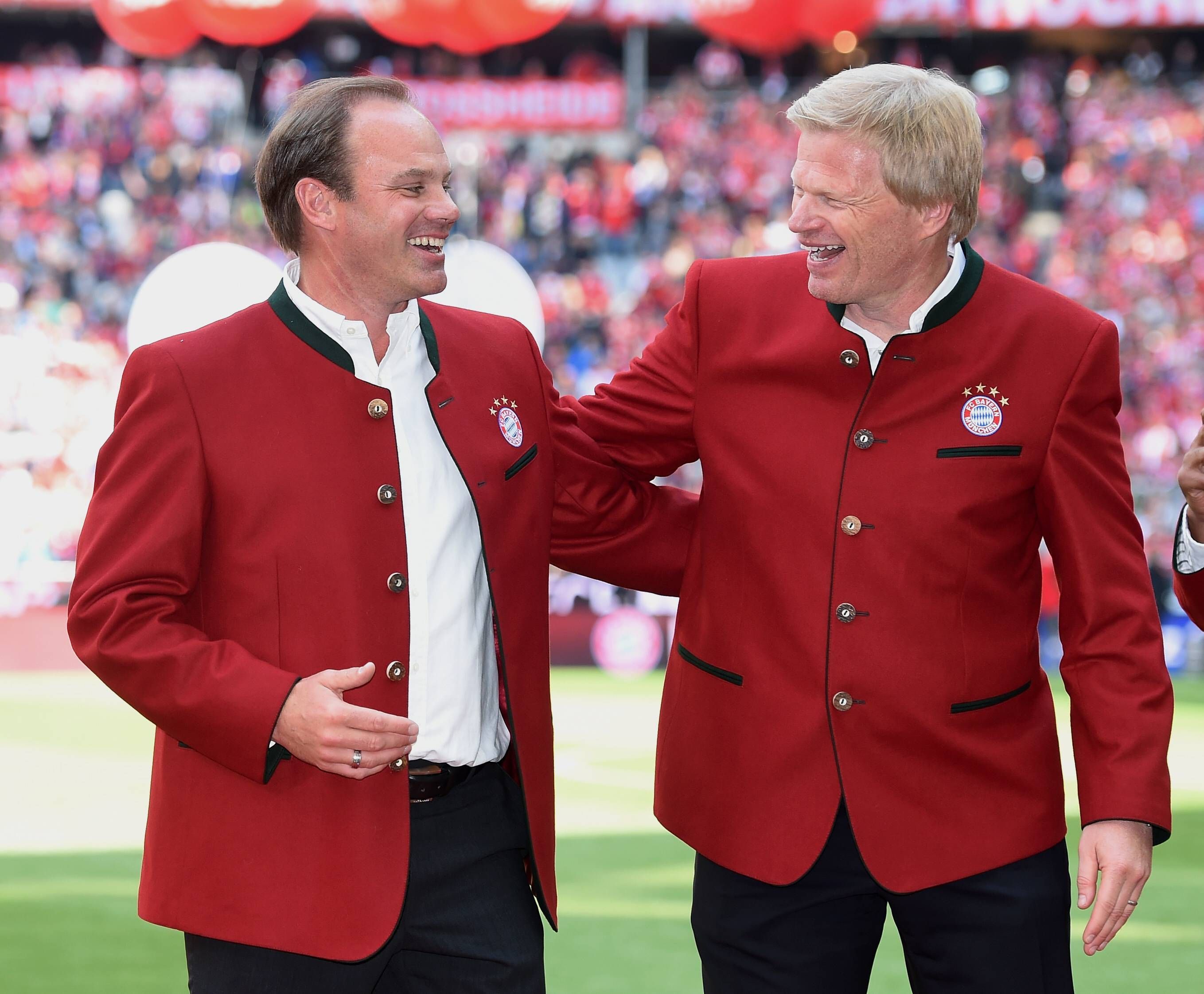 Christian Nerlinger und Oliver Kahn liegen sich in den Armen.