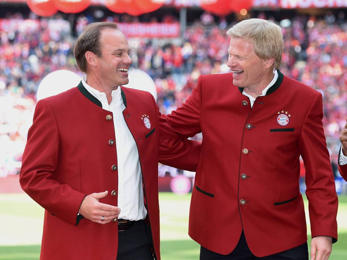 Christian Nerlinger und Oliver Kahn liegen sich in den Armen.