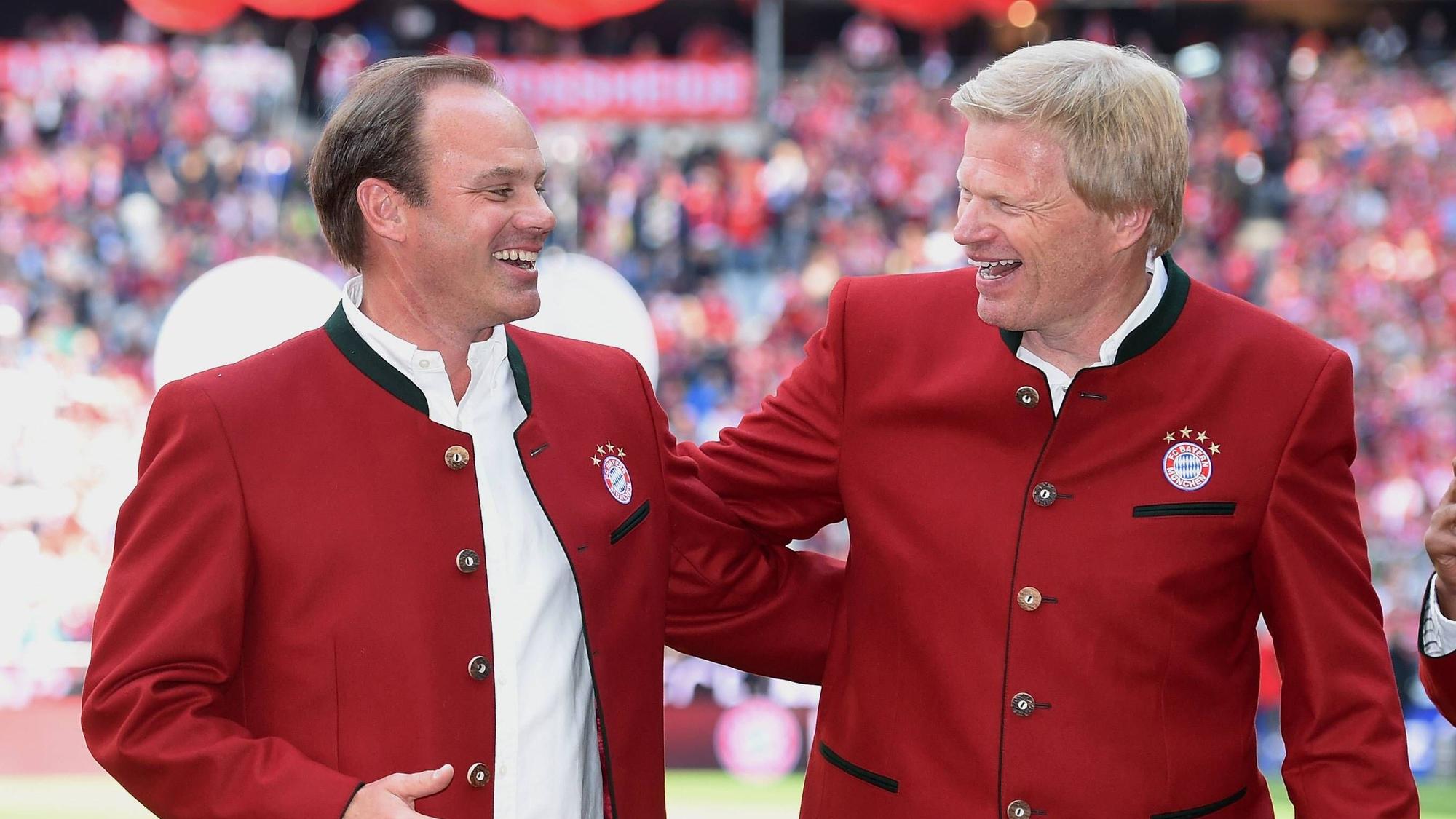 Christian Nerlinger und Oliver Kahn liegen sich in den Armen.