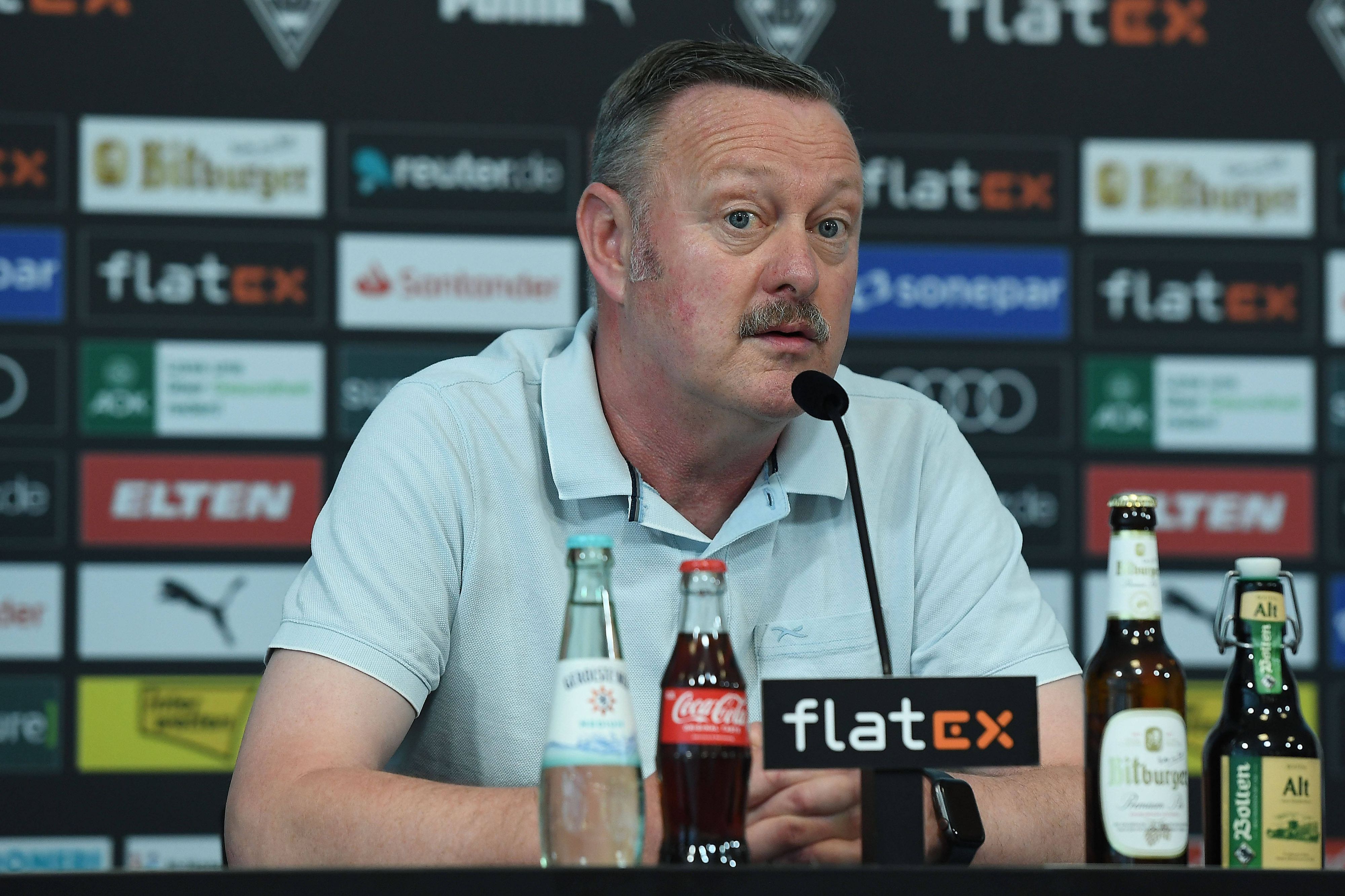 Roland Virkus bei einer Pressekonferenz.