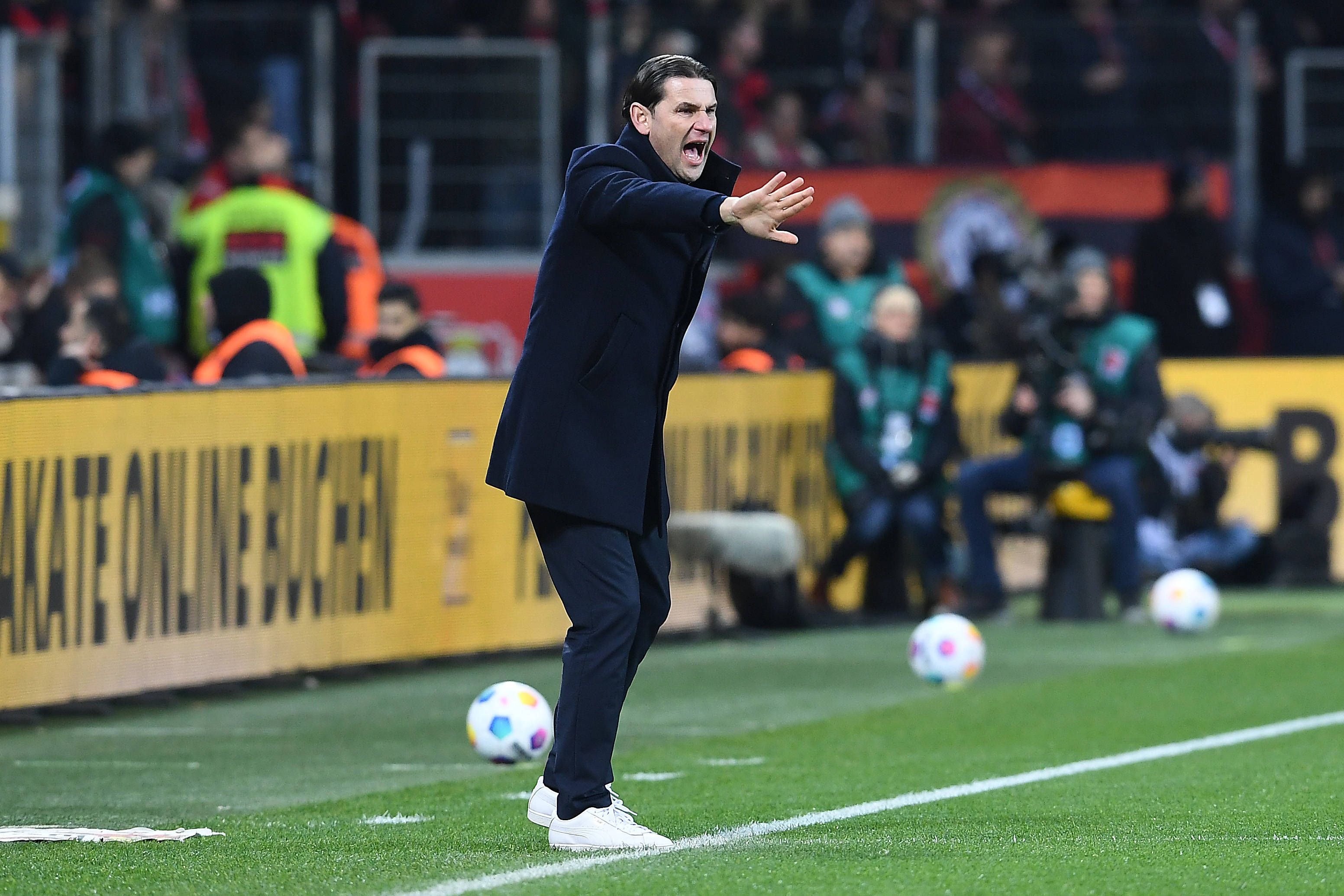 Trainer von Borussia Mönchengladbach gibt lautstarke und emotionale Anweisungen.