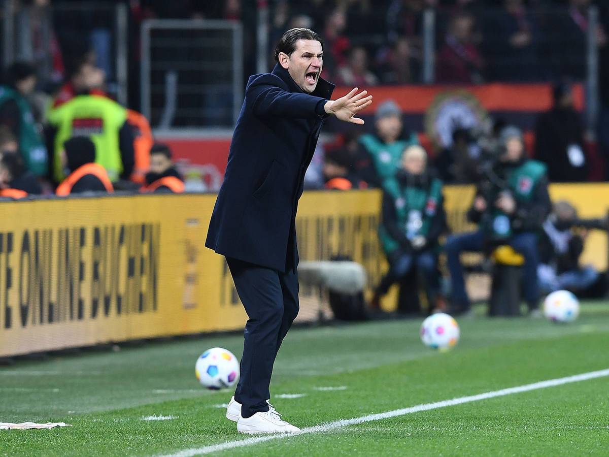Trainer von Borussia Mönchengladbach gibt lautstarke und emotionale Anweisungen.