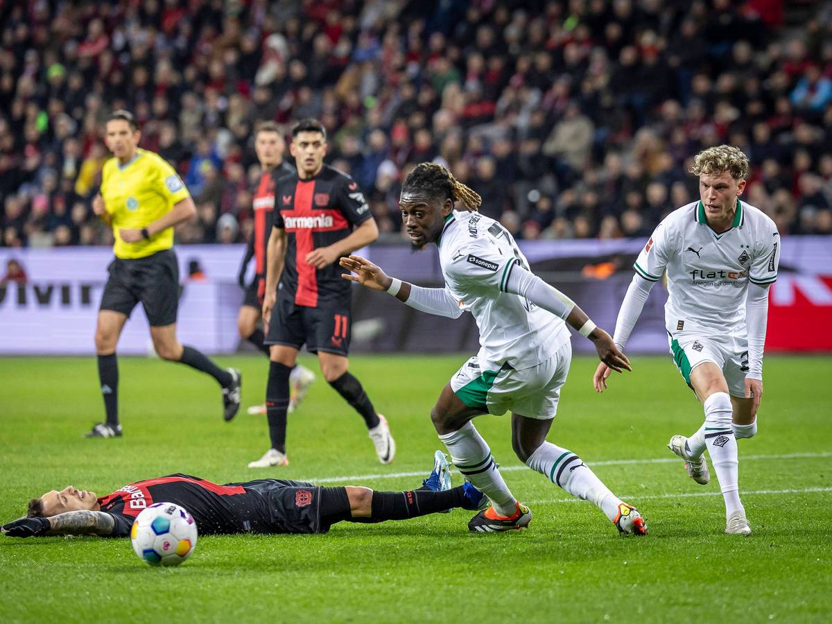 Manu Koné und Robin Hack blicken auf den Ball.