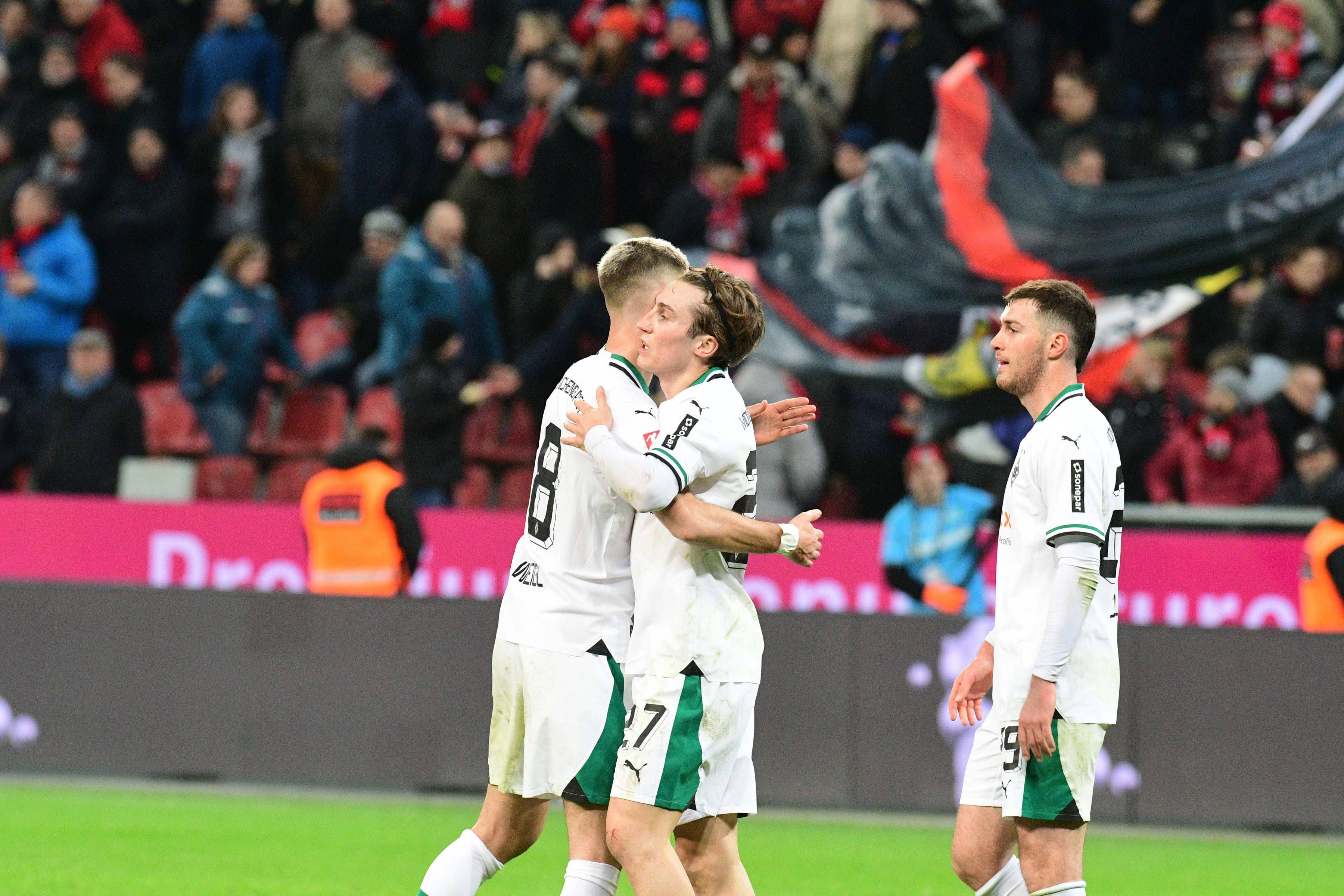 Rocco Reitz und Julian Weigl umarmen sich.